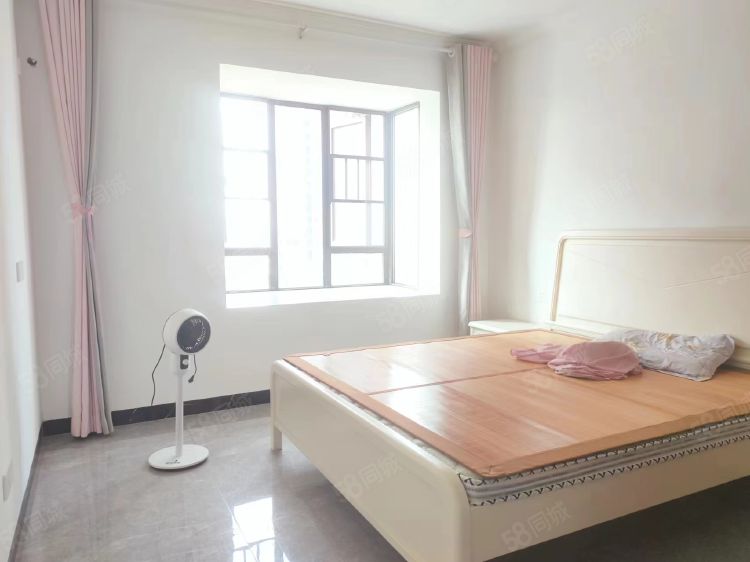 三一街区  4室2厅2卫   2500.00元/月室内图