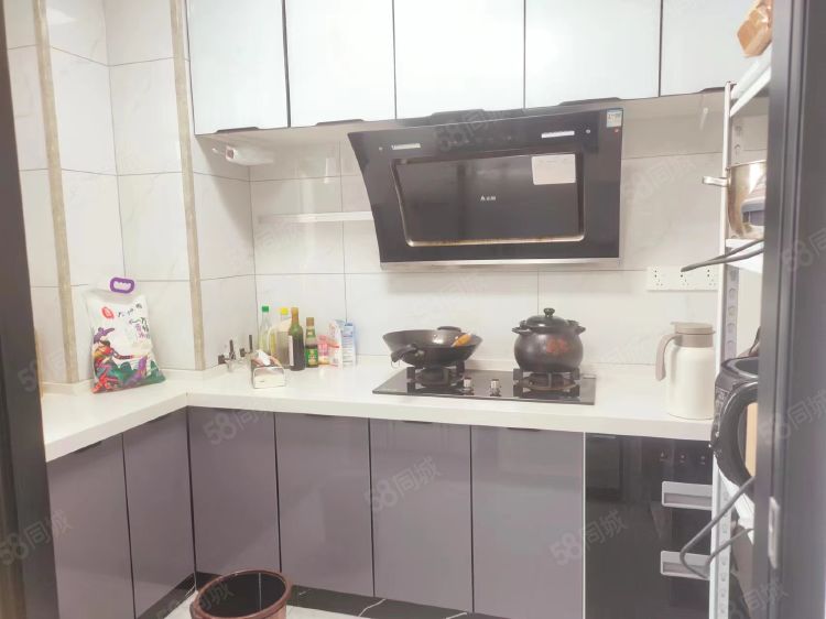 三一街区  4室2厅2卫   2500.00元/月室内图
