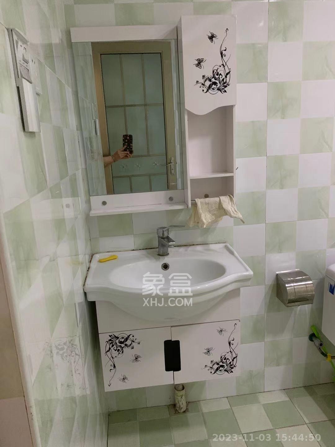 三一街区  3室2厅2卫   1700.00元/月室内图
