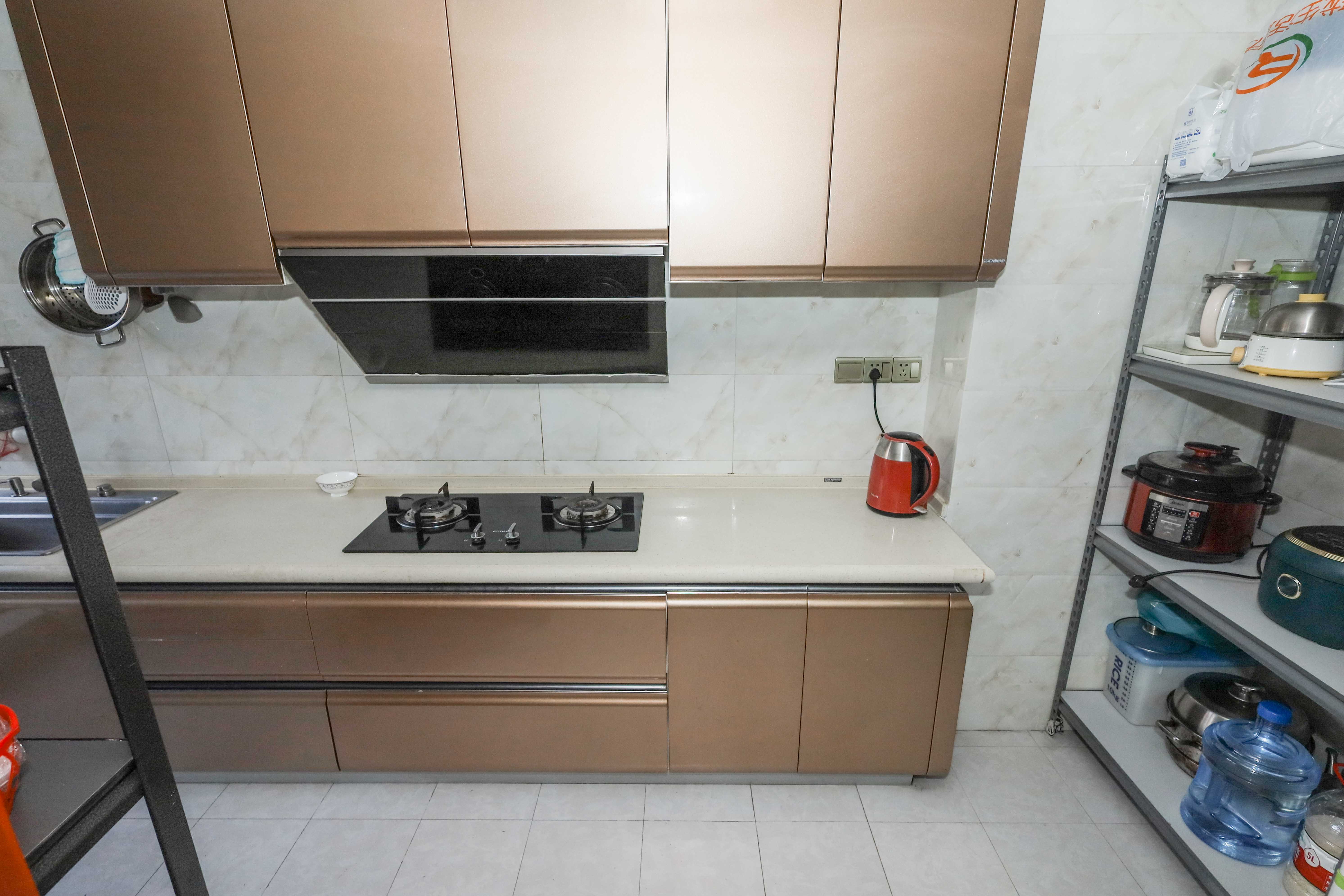 保利麓谷林语C区  4室2厅2卫    180.0万 保利麓谷林语C区  4室2厅2卫    180.0万厨房