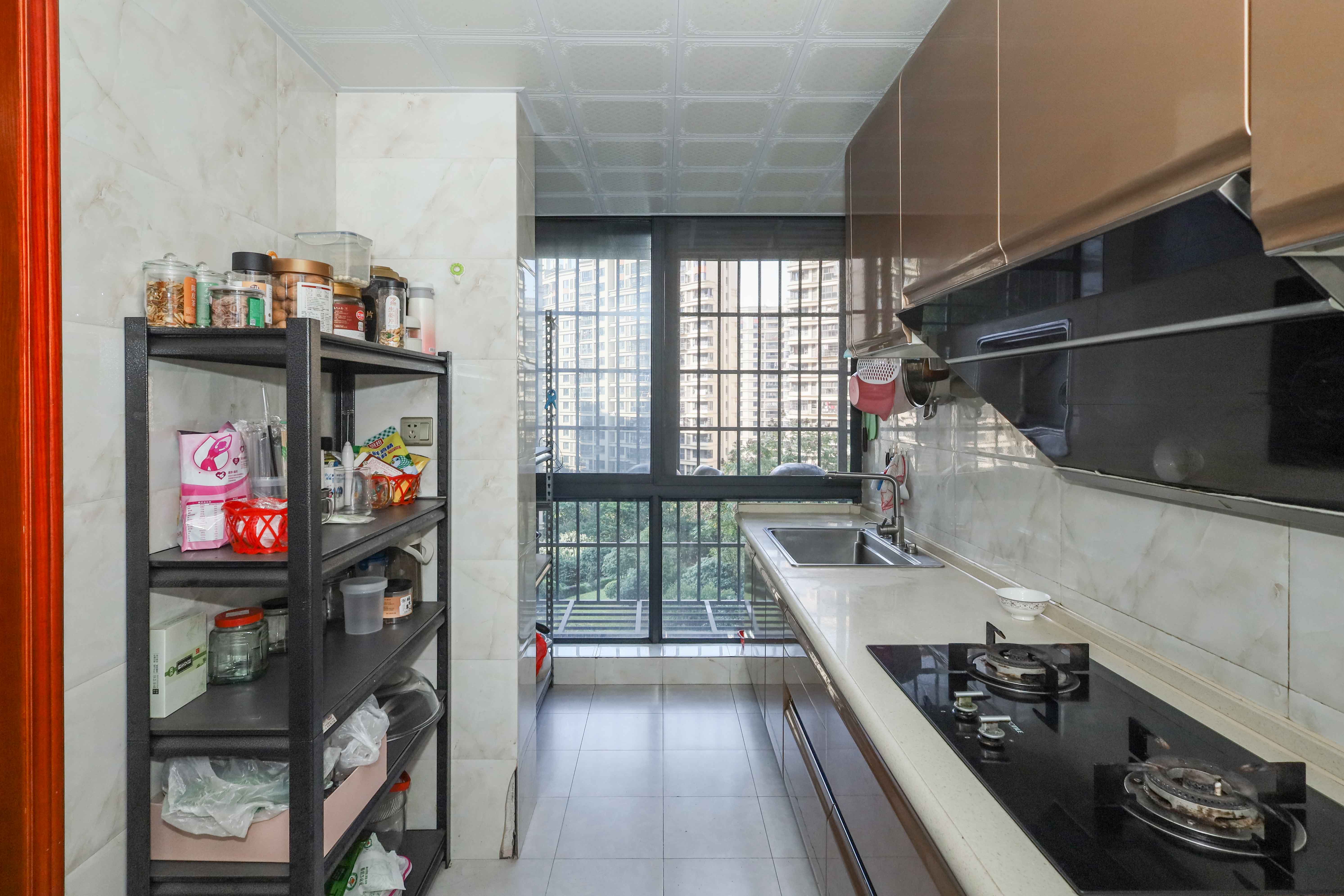 保利麓谷林语C区  4室2厅2卫    180.0万 保利麓谷林语C区  4室2厅2卫    180.0万厨房