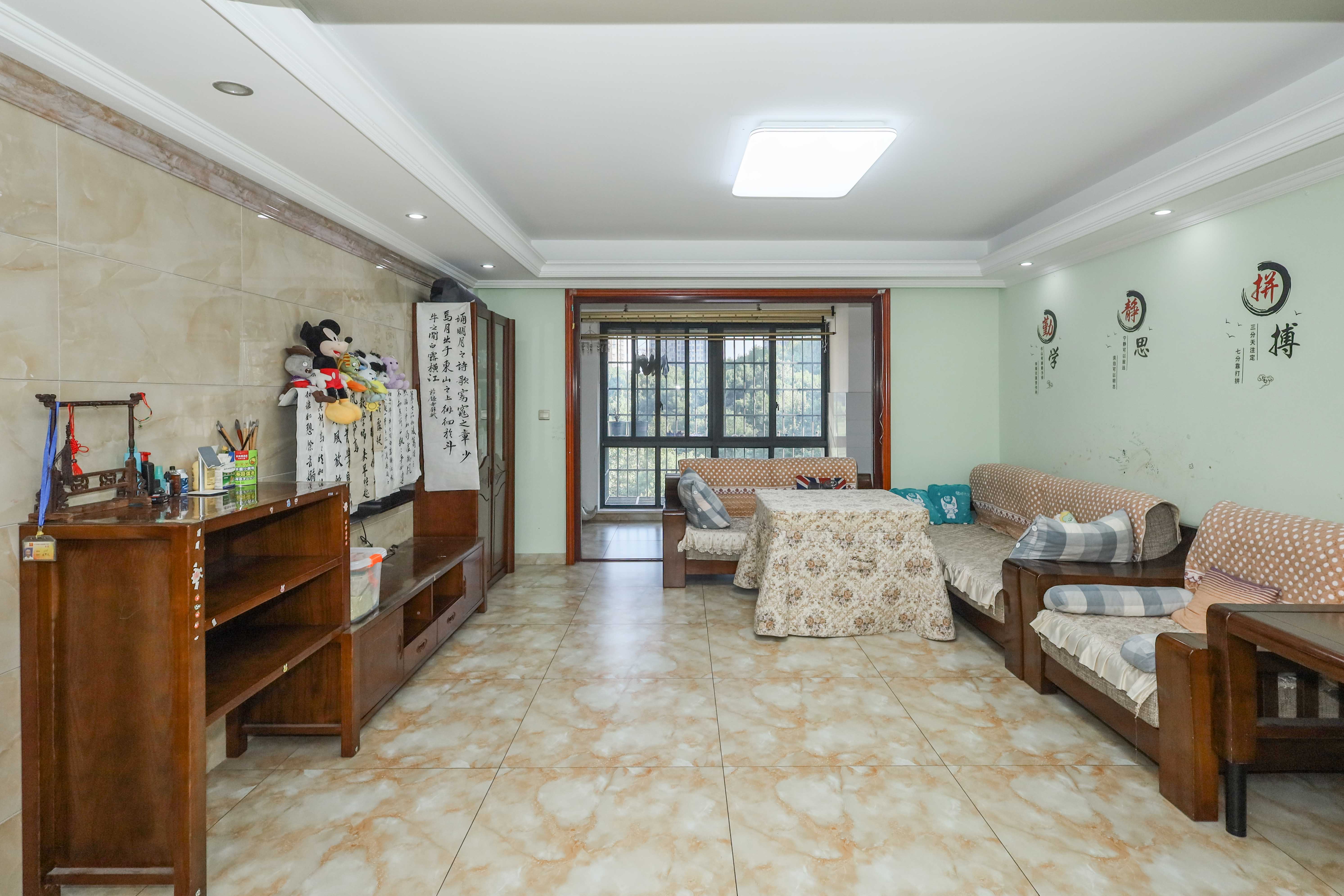 保利麓谷林语C区  4室2厅2卫    180.0万 保利麓谷林语C区  4室2厅2卫    180.0万客厅