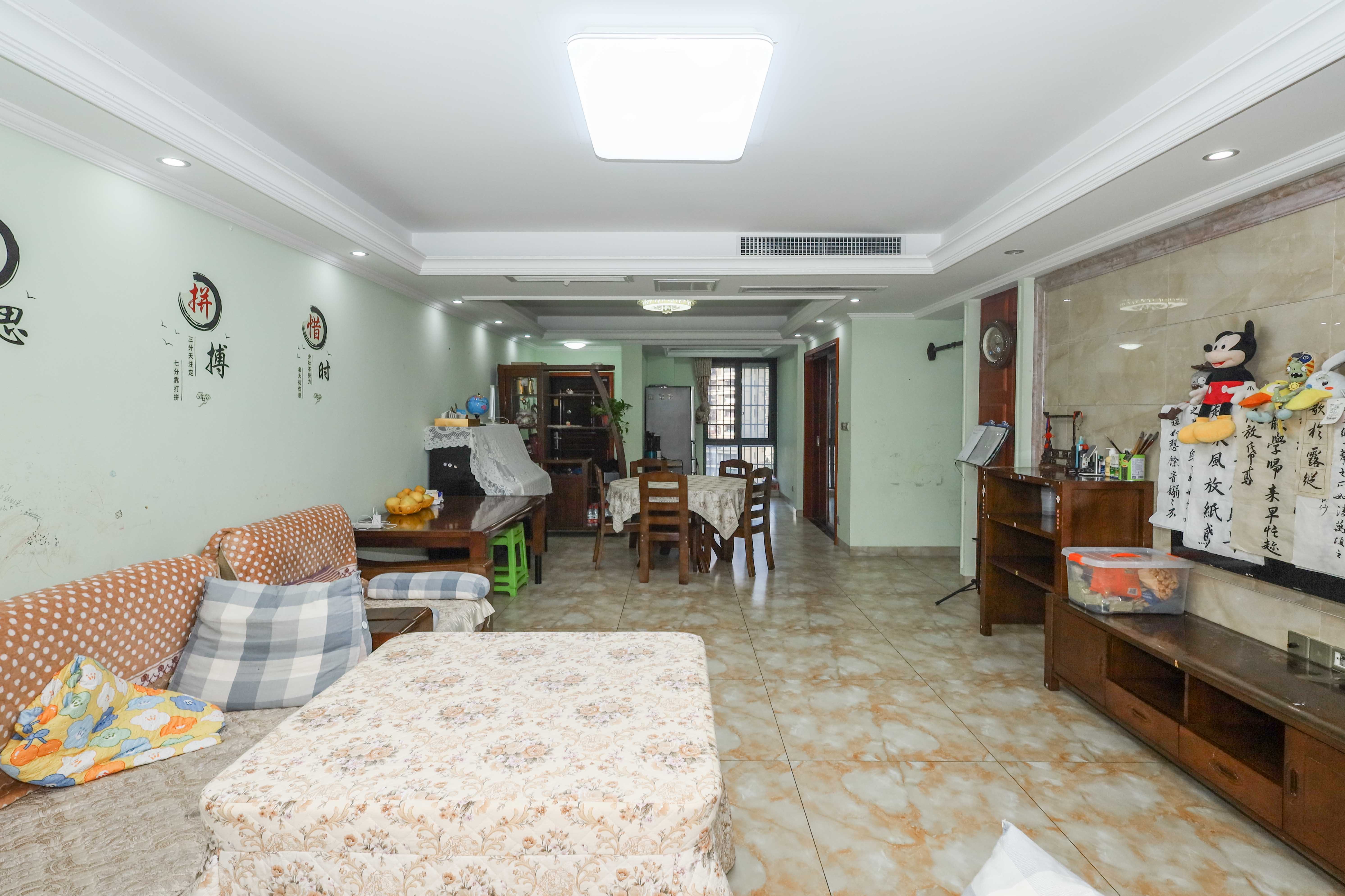 保利麓谷林语C区  4室2厅2卫    180.0万 保利麓谷林语C区  4室2厅2卫    180.0万客厅