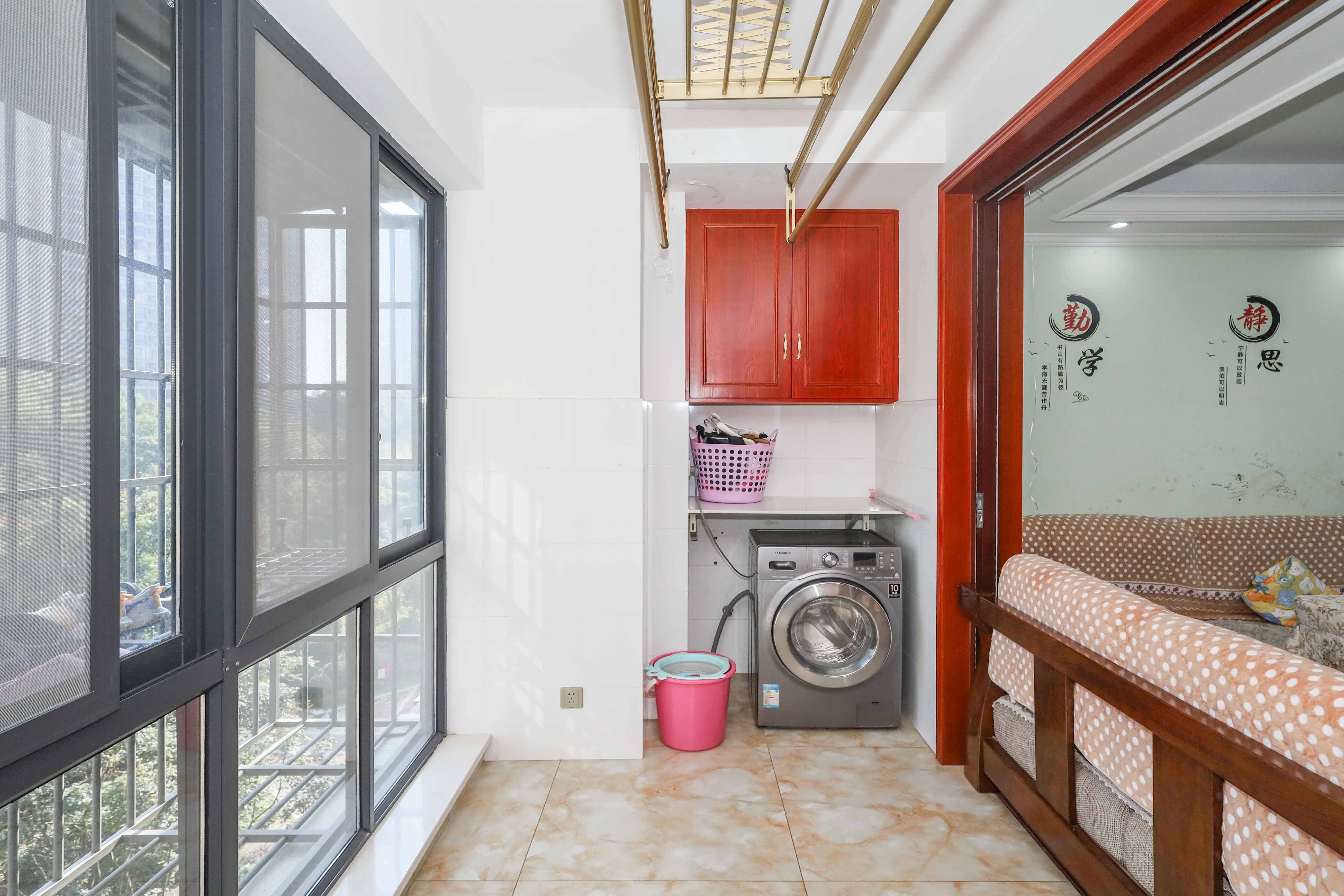 保利麓谷林语C区  4室2厅2卫    180.0万 保利麓谷林语C区  4室2厅2卫    180.0万阳台