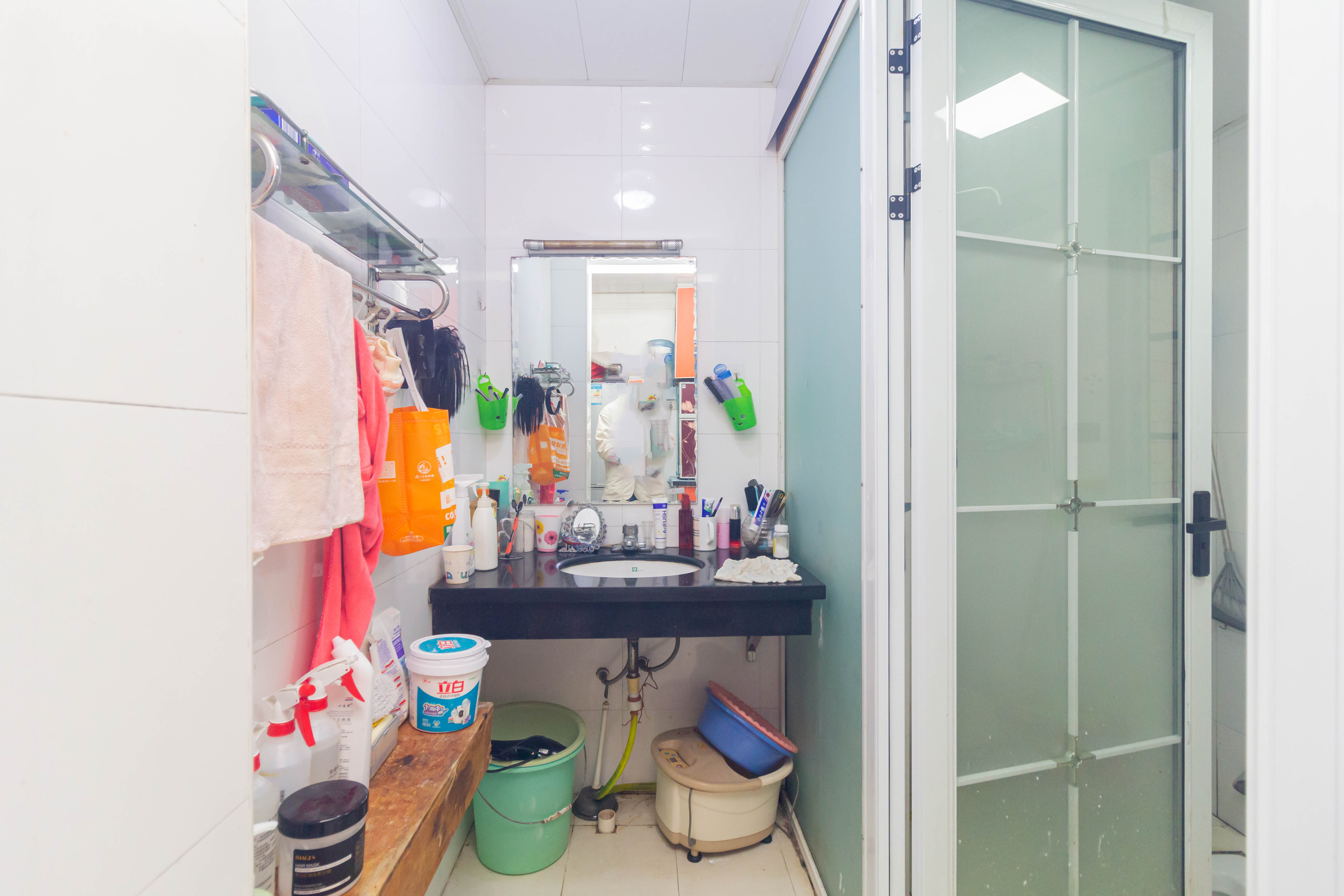 圣力华苑  3室2厅2卫    49.0万 圣力华苑  3室2厅2卫    49.0万卫生间