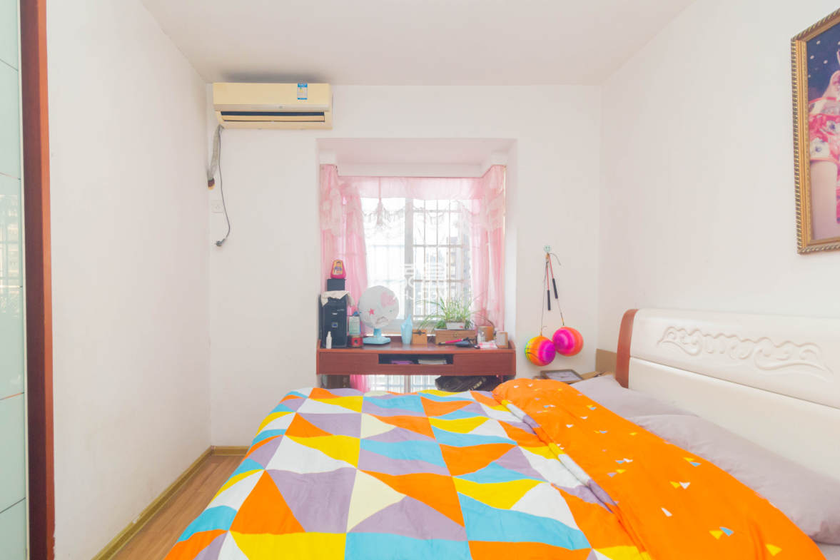 圣力华苑  3室2厅2卫    49.0万 圣力华苑  3室2厅2卫    49.0万卧室