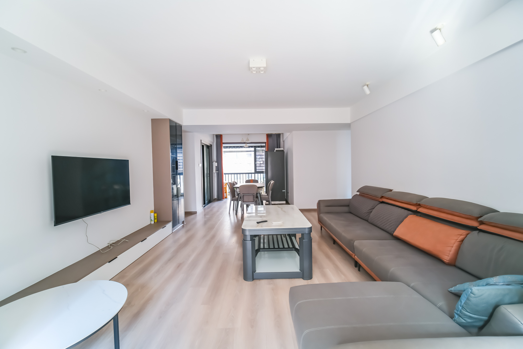 三一街区 4室2厅2卫 135.62万 三一街区 4室2厅2卫 135.62万客厅