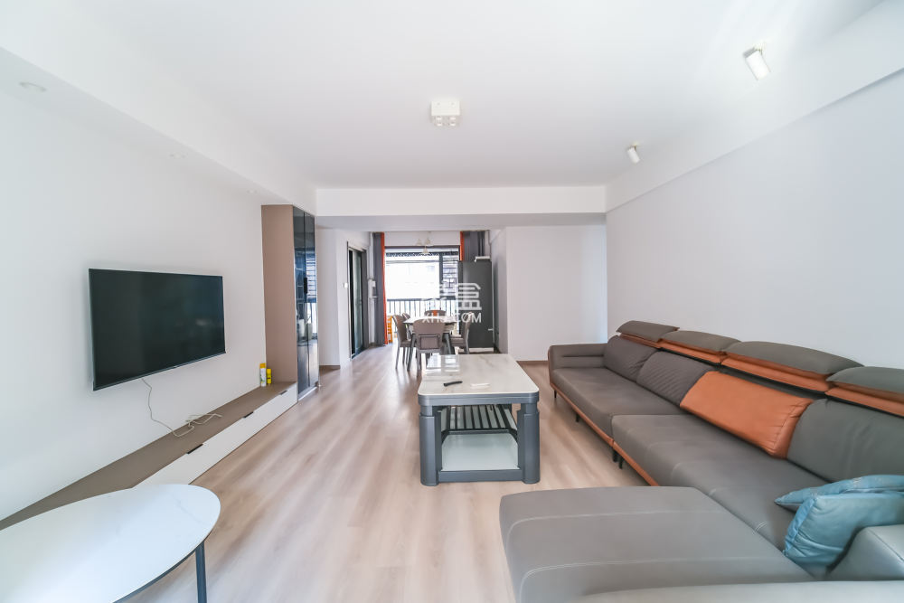 三一街区  4室2厅2卫    115.0万