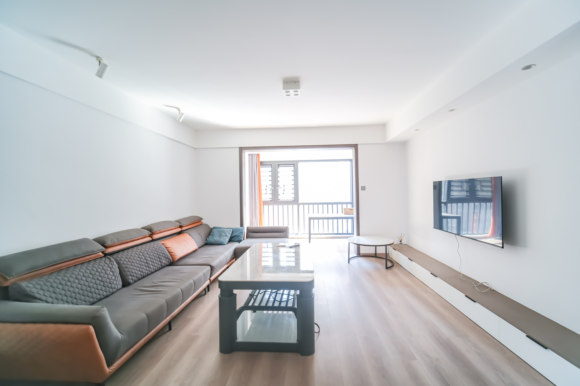 三一街区 4室2厅2卫 135.62万 三一街区 4室2厅2卫 135.62万客厅