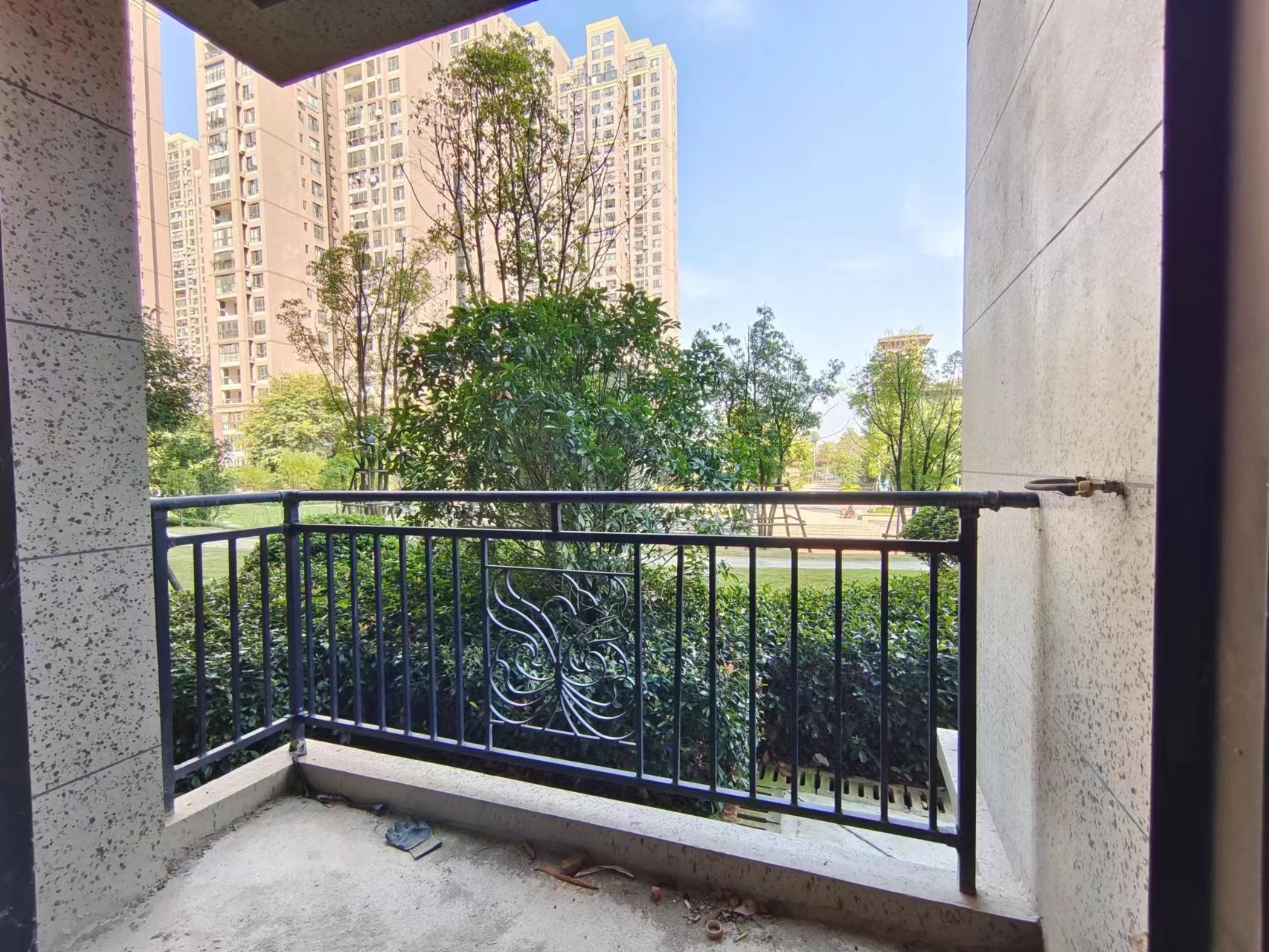 恒大华府  3室2厅2卫    100.0万 恒大华府  3室2厅2卫    100.0万室内图