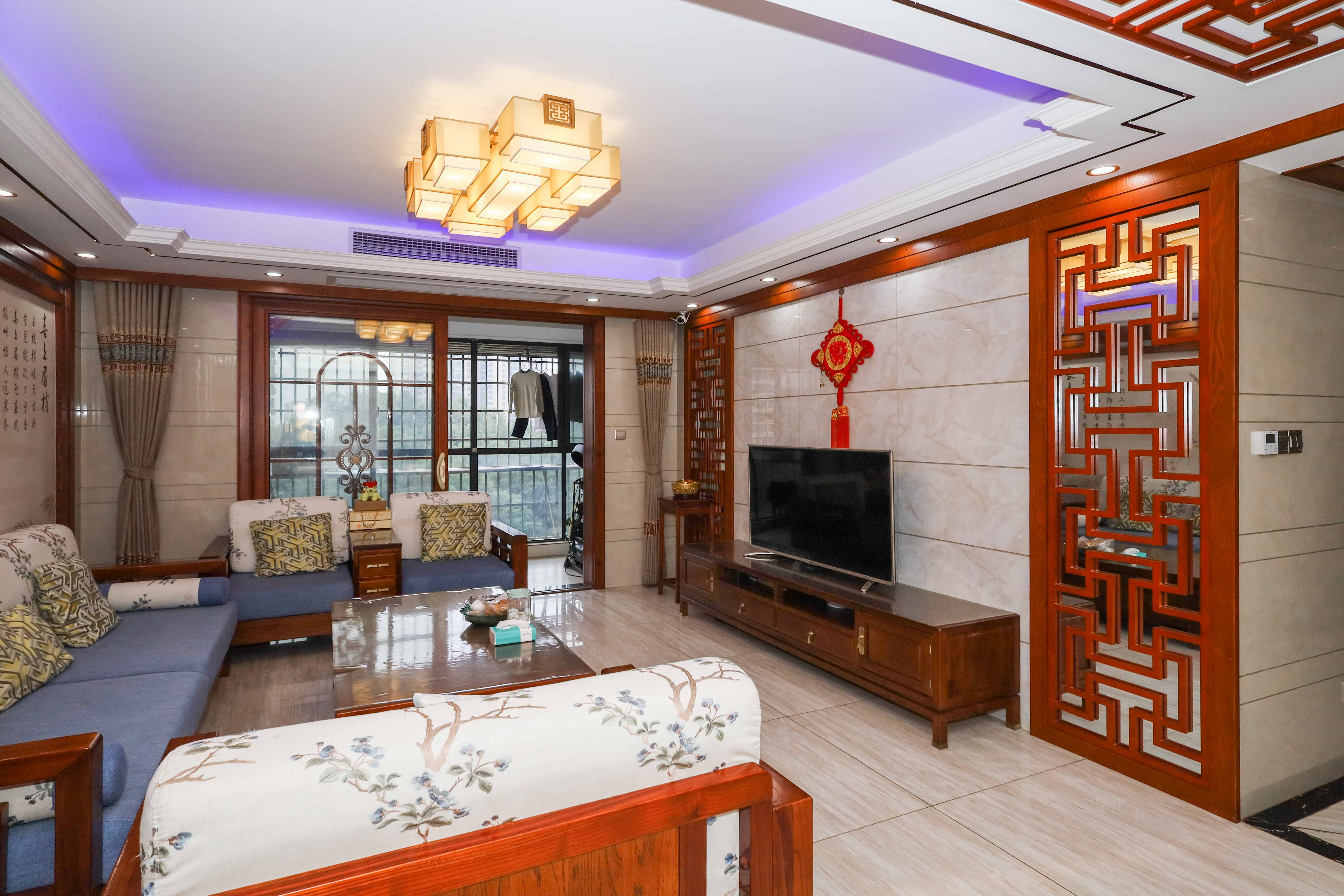 保利麓谷林语E区  4室2厅2卫    149.0万 保利麓谷林语E区  4室2厅2卫    149.0万客厅