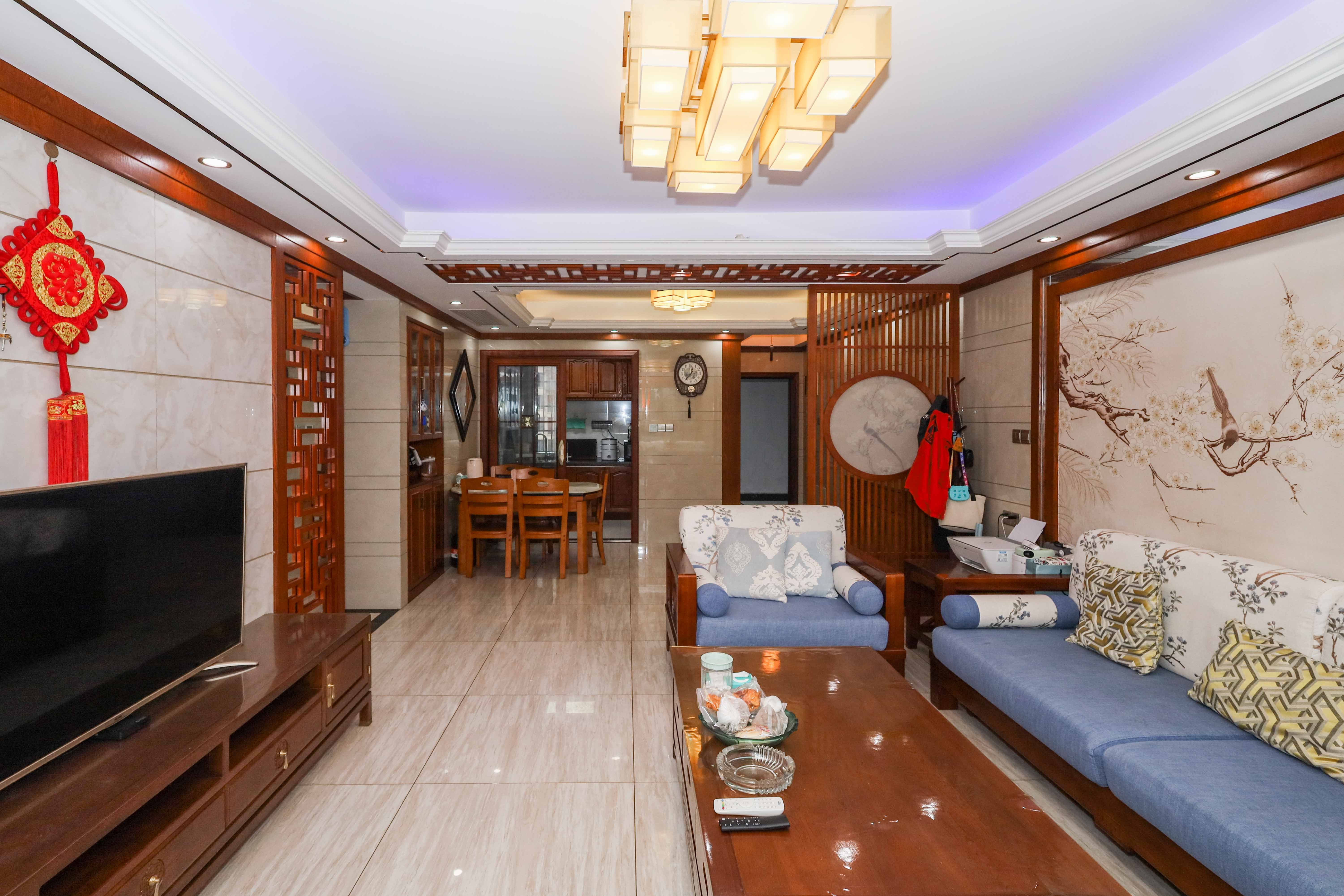 保利麓谷林语E区  4室2厅2卫    149.0万 保利麓谷林语E区  4室2厅2卫    149.0万客厅