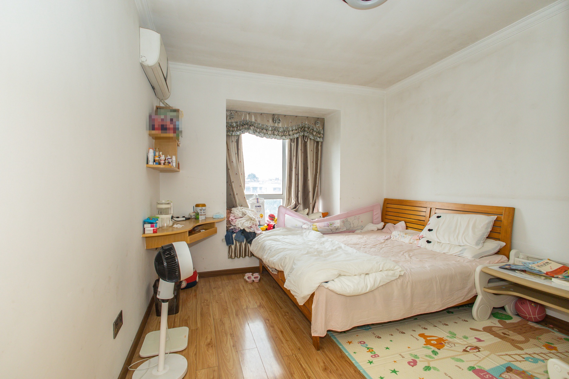 恒广国际景园一二区  3室2厅2卫    92.8万 恒广国际景园一二区  3室2厅2卫    92.8万卧室