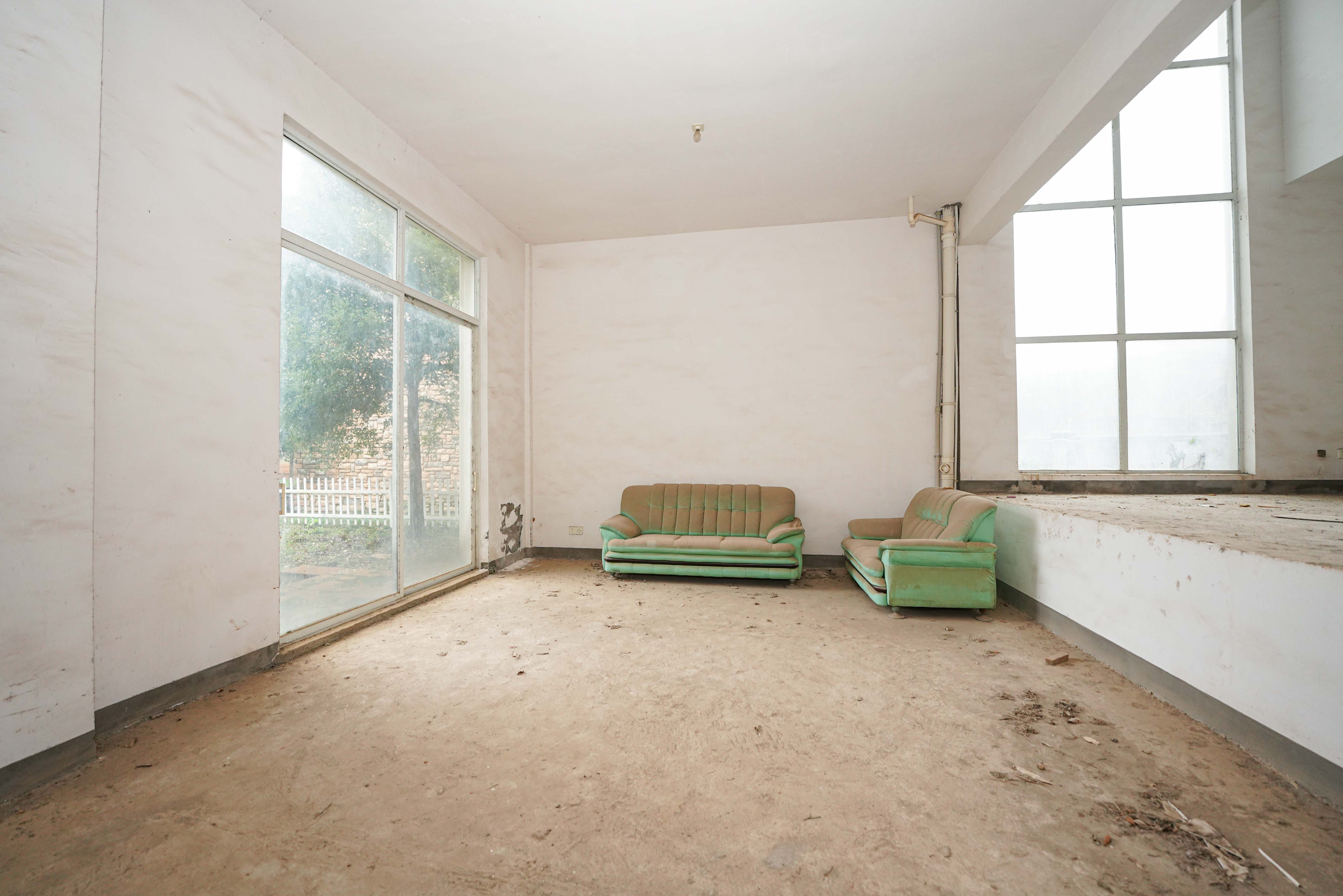 比华利山  5室2厅4卫    318.0万 比华利山  5室2厅4卫    318.0万客厅