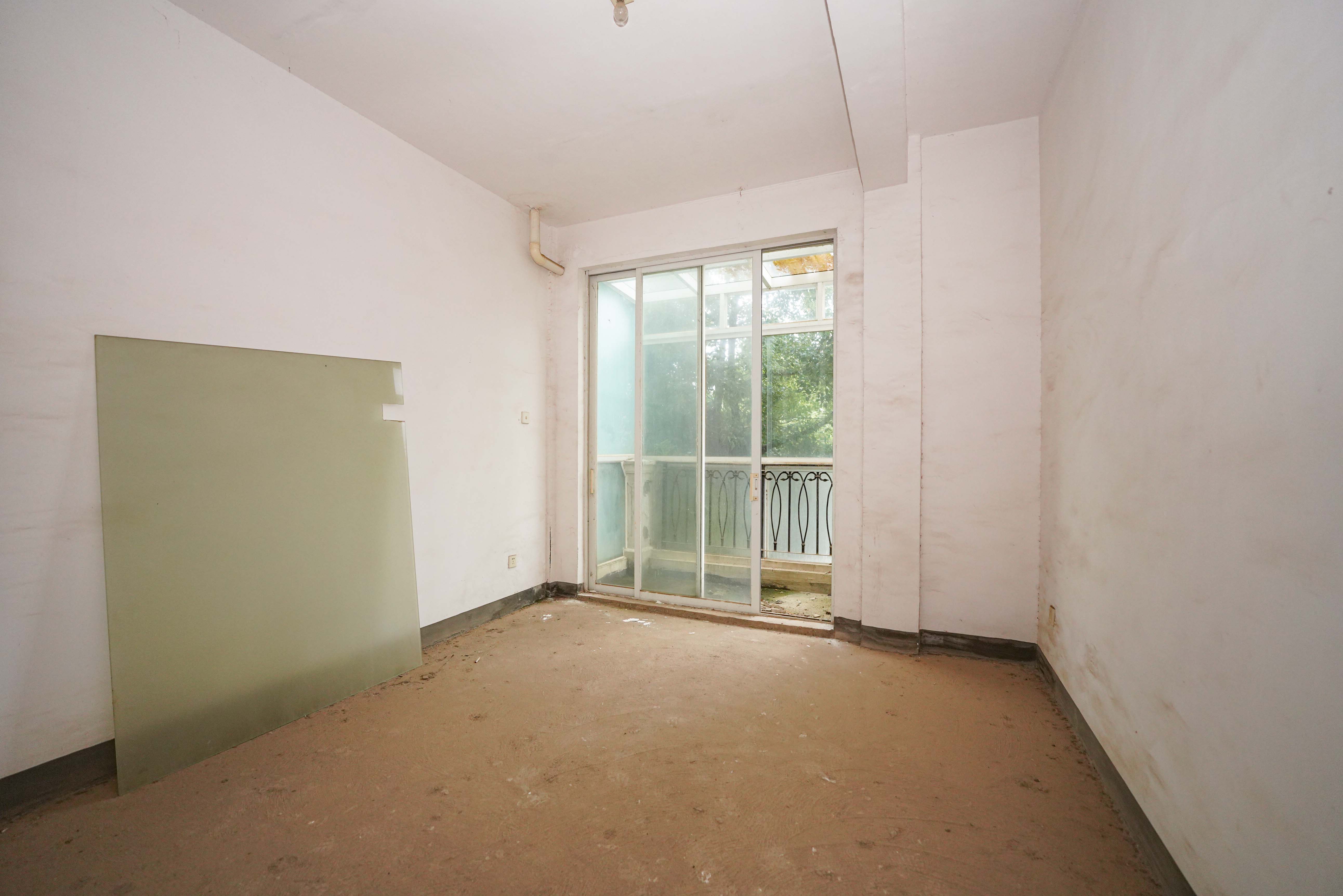 比华利山  5室2厅4卫    318.0万 比华利山  5室2厅4卫    318.0万卧室