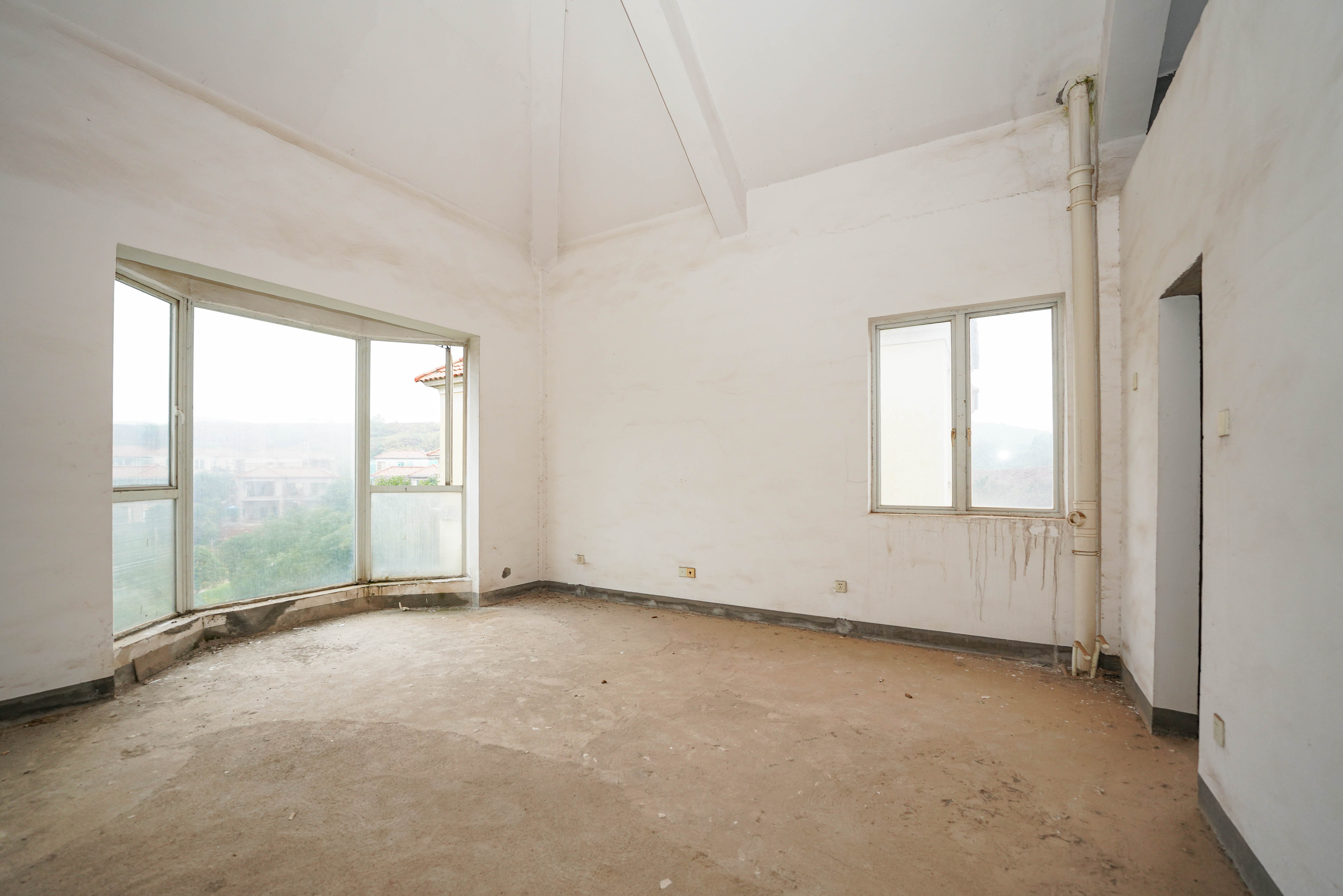 比华利山  5室2厅4卫    318.0万 比华利山  5室2厅4卫    318.0万卧室