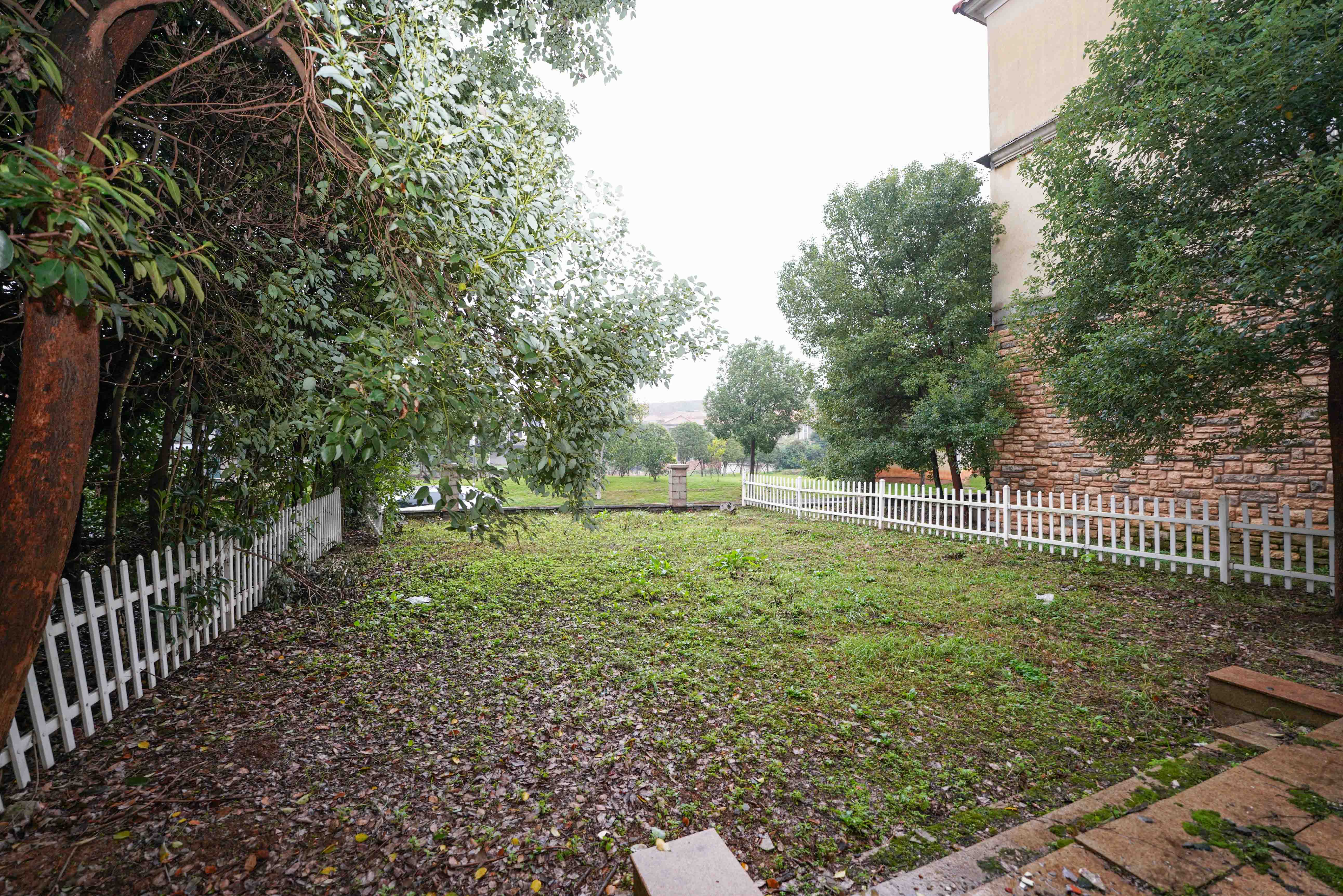 比华利山  5室2厅4卫    318.0万 比华利山  5室2厅4卫    318.0万阳台