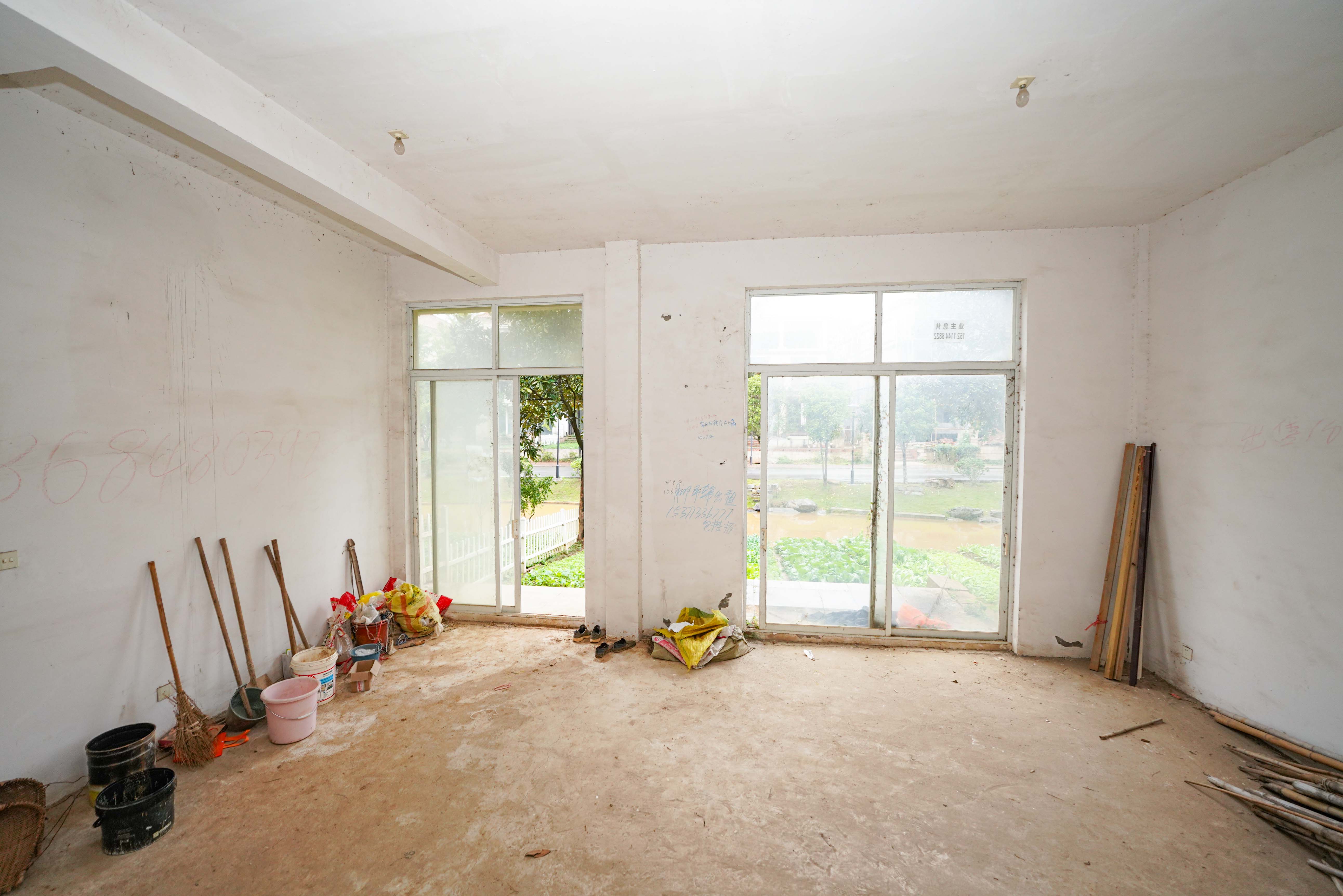 比华利山  5室2厅3卫    300.0万 比华利山  5室2厅3卫    300.0万客厅