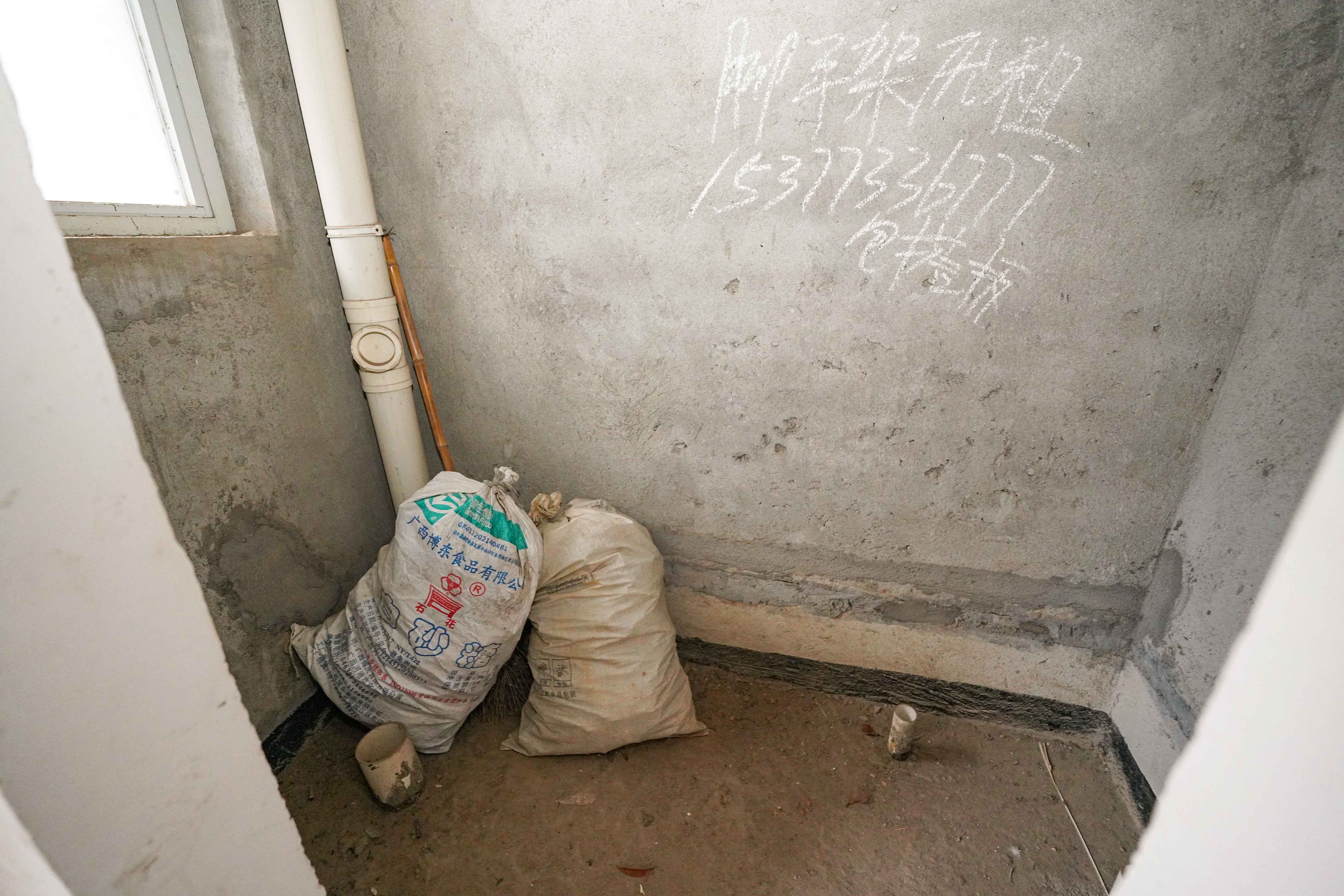 比华利山  5室2厅3卫    300.0万 比华利山  5室2厅3卫    300.0万卫生间