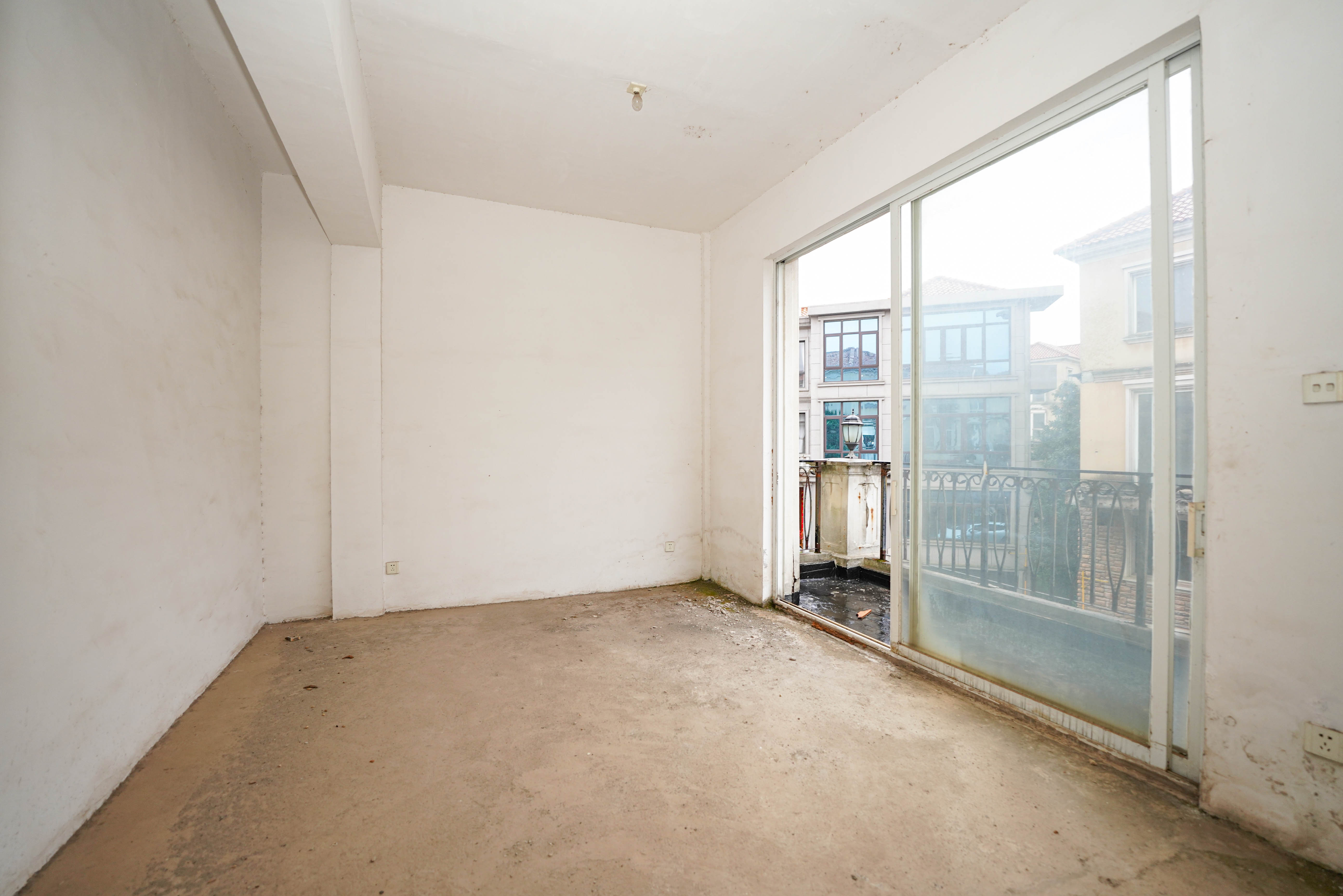 比华利山  5室2厅3卫    300.0万 比华利山  5室2厅3卫    300.0万卧室