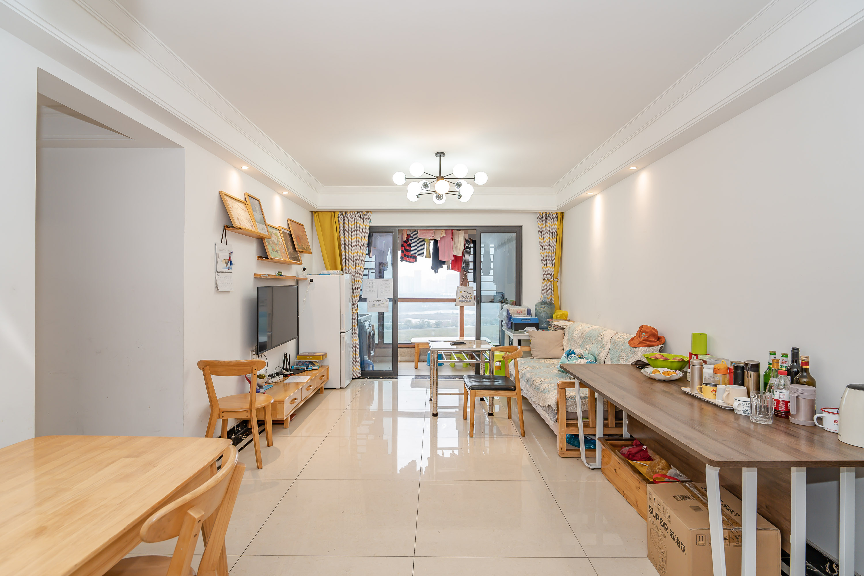 中海国际五期 3室2厅2卫 88.0万 中海国际五期 3室2厅2卫 88.0万客厅