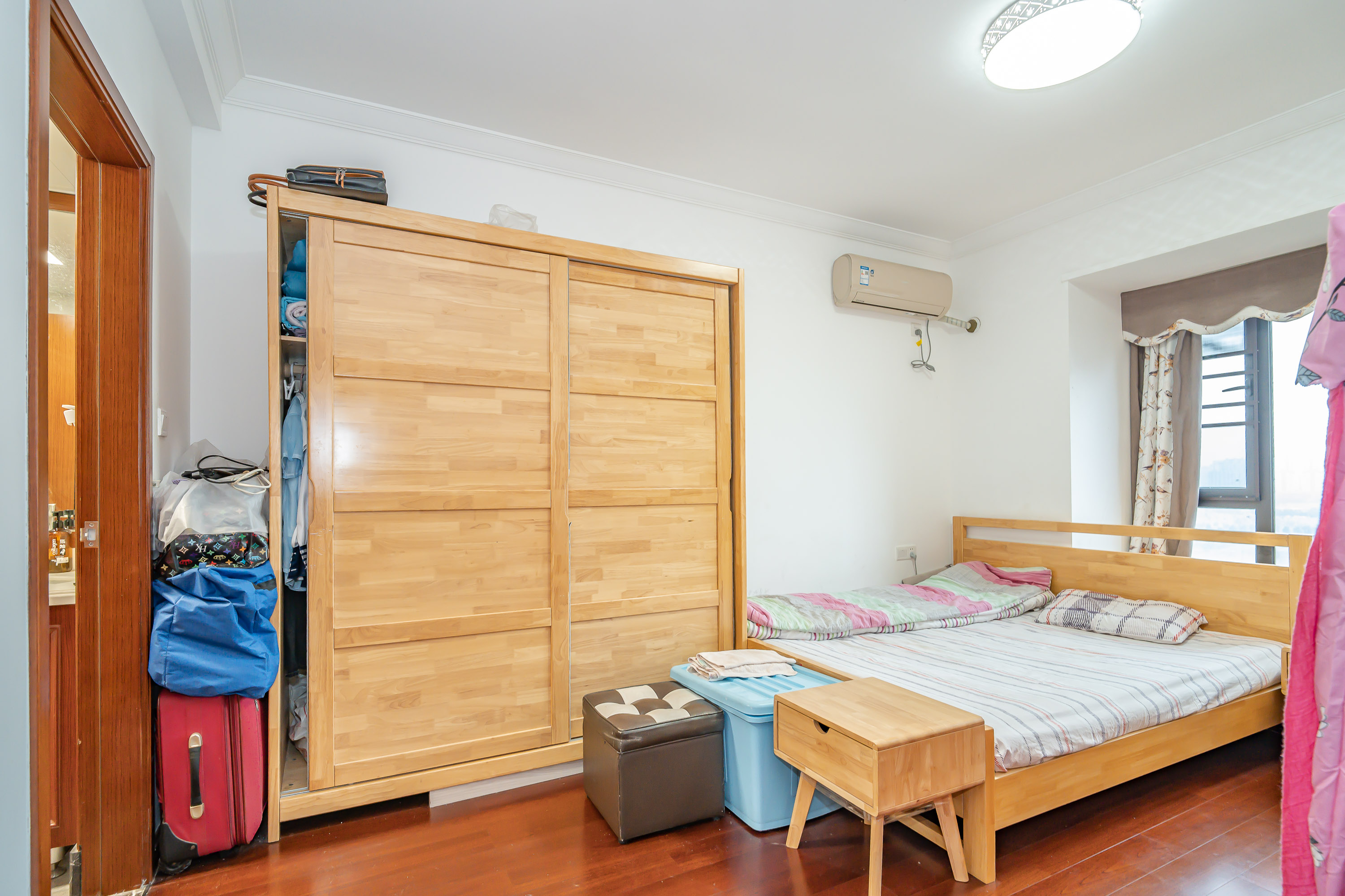 中海国际五期 3室2厅2卫 88.0万 中海国际五期 3室2厅2卫 88.0万卧室