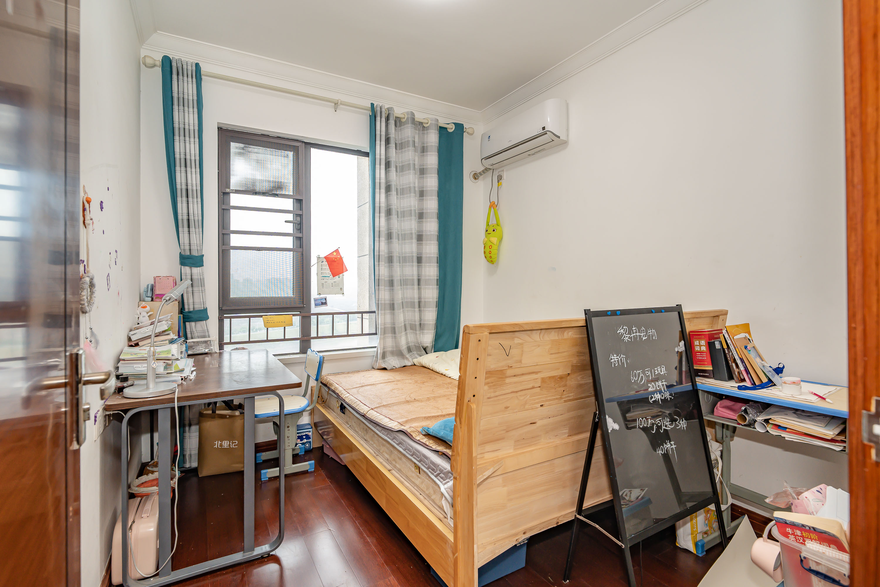 中海国际五期 3室2厅2卫 88.0万 中海国际五期 3室2厅2卫 88.0万卧室