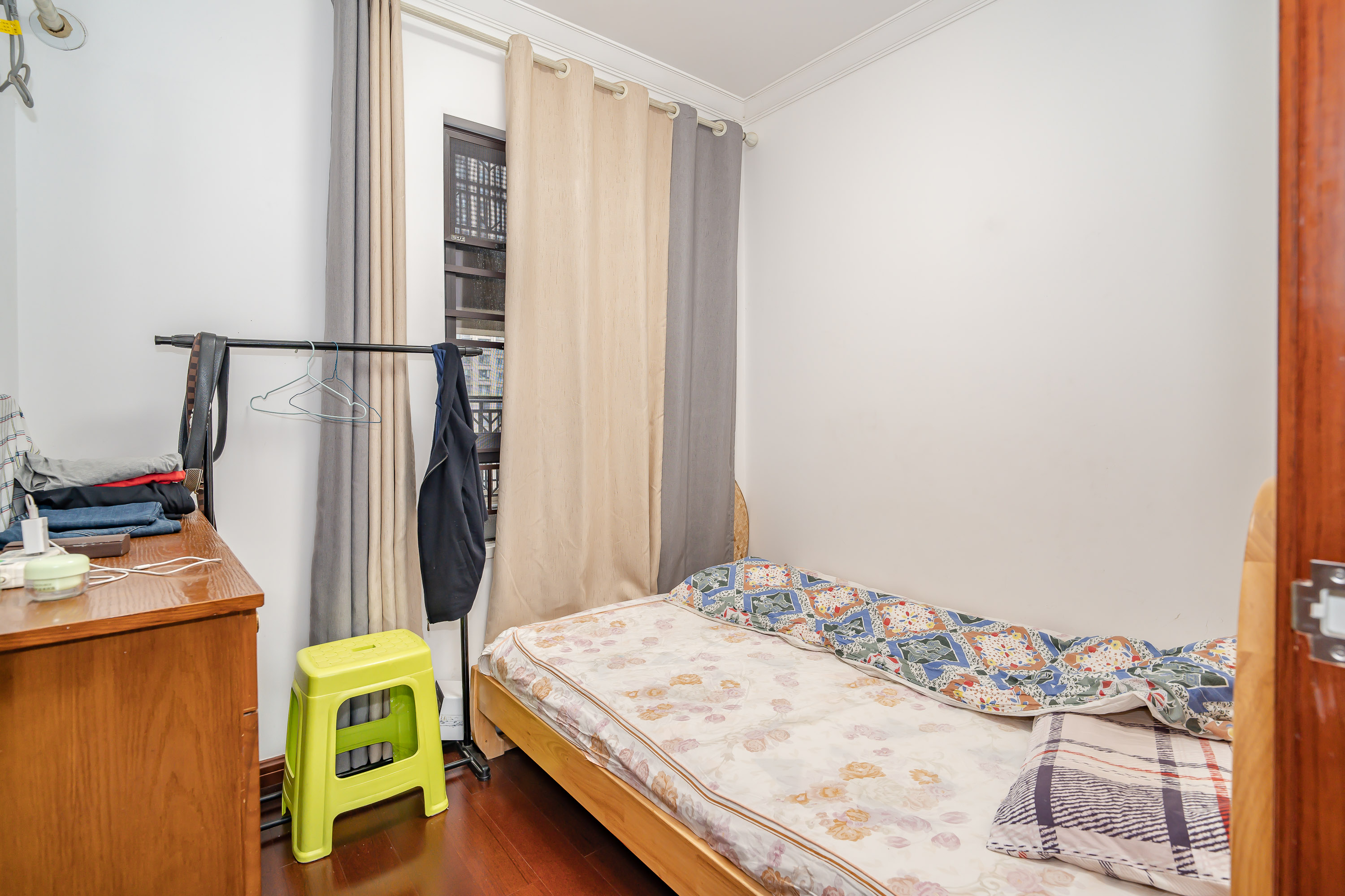 中海国际五期 3室2厅2卫 88.0万 中海国际五期 3室2厅2卫 88.0万卧室