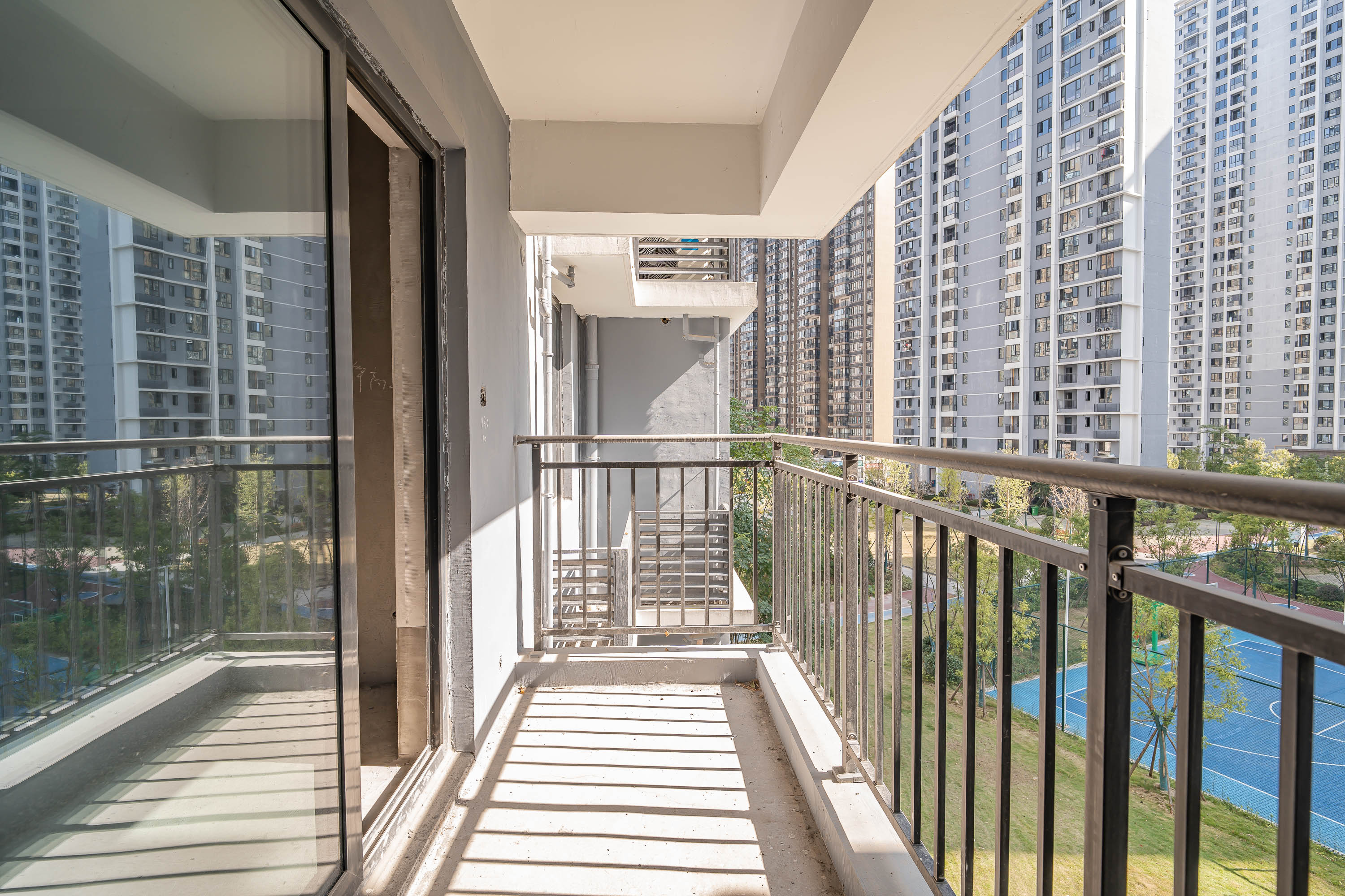 蔷薇国际  5室2厅2卫    93.0万 蔷薇国际  5室2厅2卫    93.0万阳台