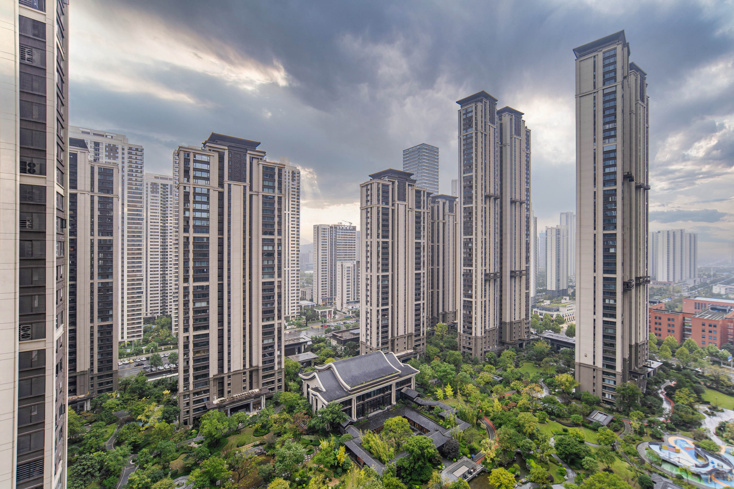 建发央著  5室2厅2卫    330.0万其他