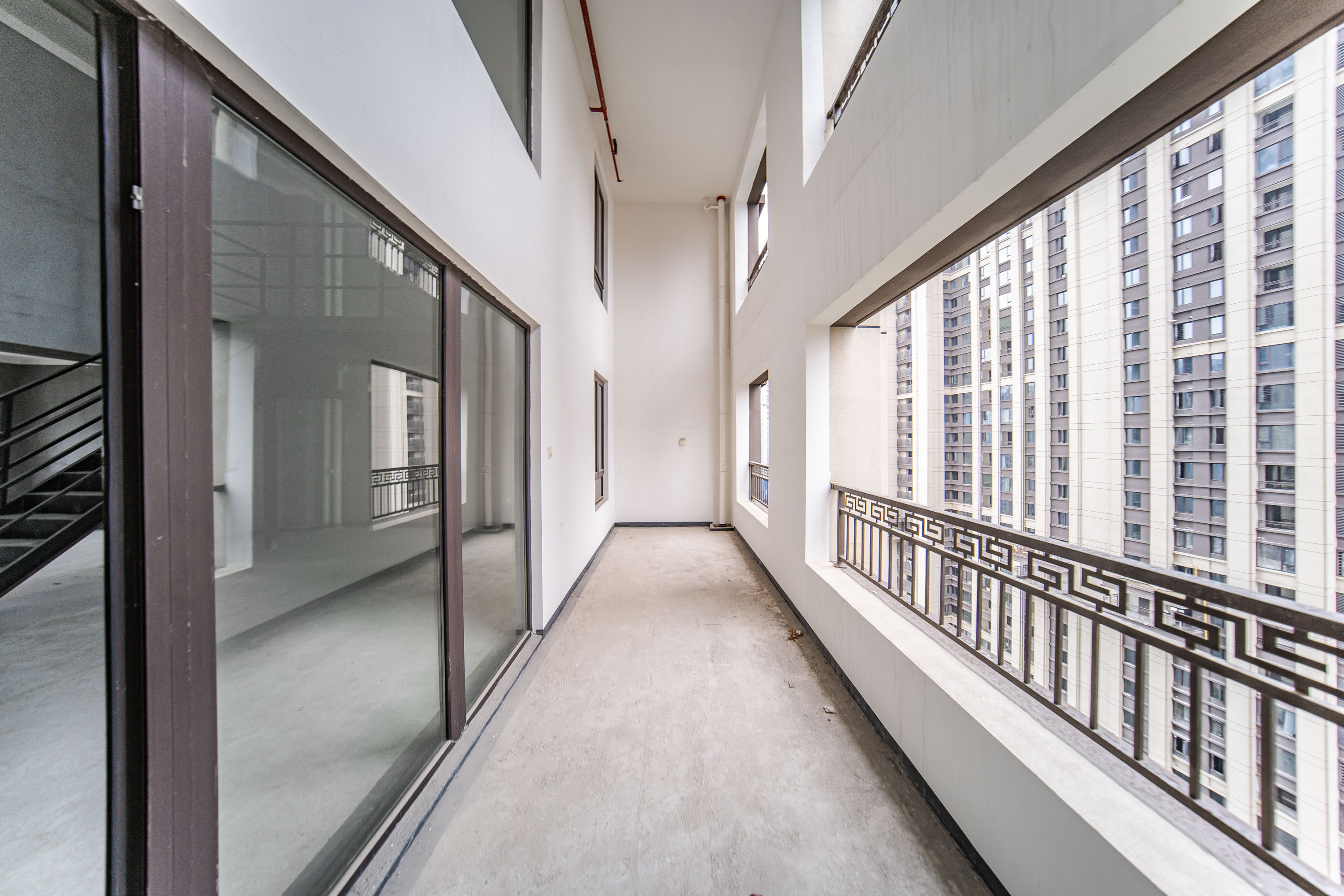 建发央著  5室2厅2卫    330.0万阳台