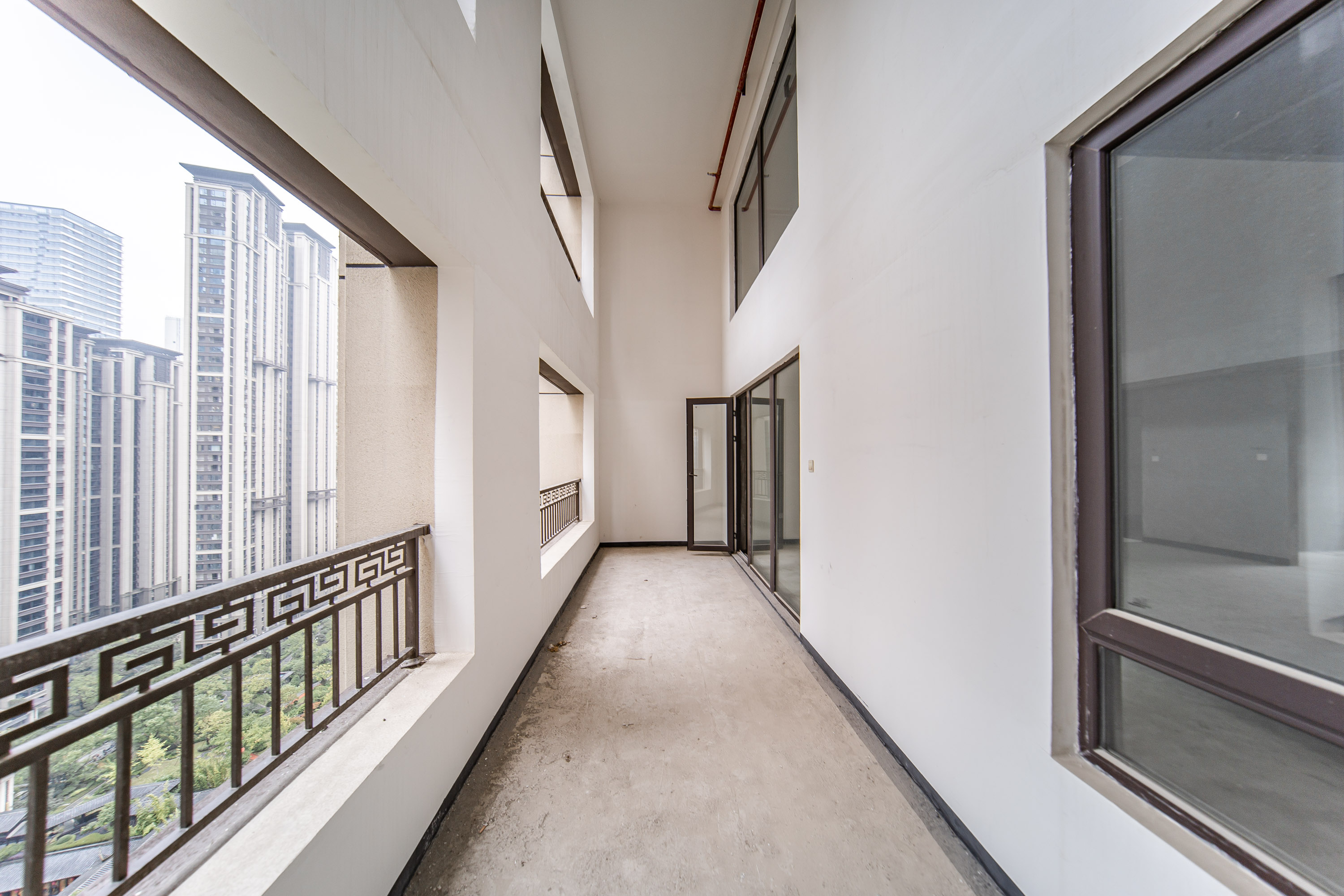 建发央著  5室2厅2卫    330.0万阳台