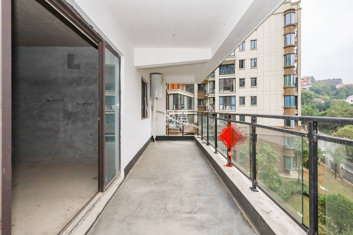 润和谷山郡(悦禧山庄水榭花都) 5室2厅2卫 158.0万 润和谷山郡(悦禧山庄水榭花都) 5室2厅2卫 158.0万阳台