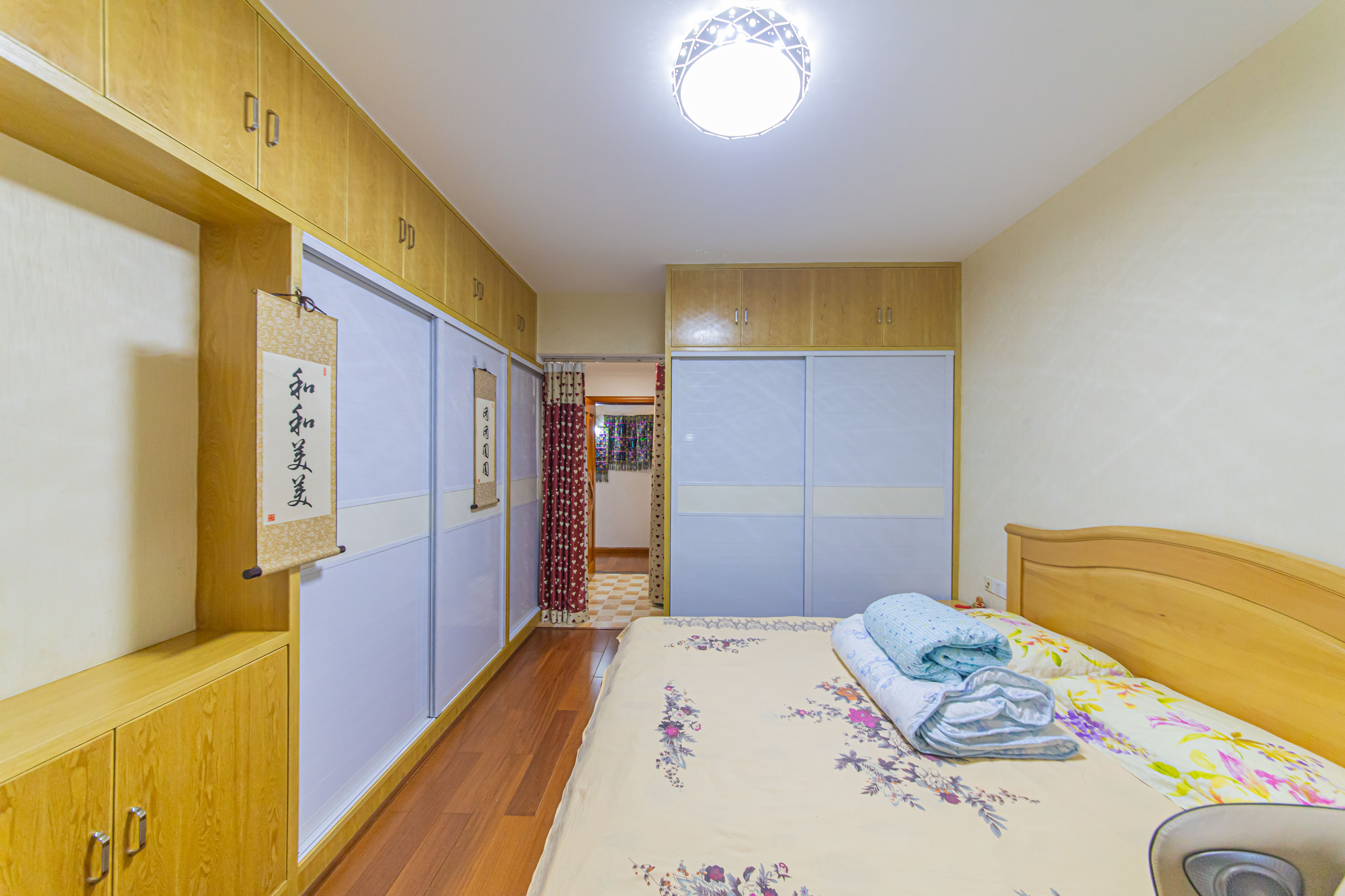 保利花园  4室2厅2卫   190.00万卧室
