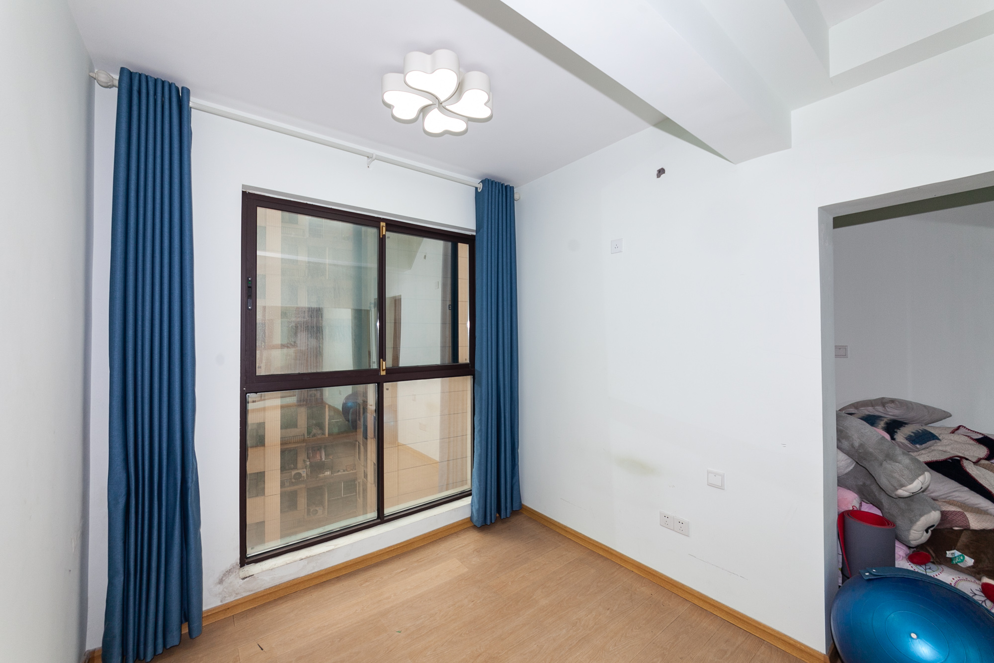 乾源国际 2室2厅1卫 70.0万 乾源国际 2室2厅1卫 70.0万卧室