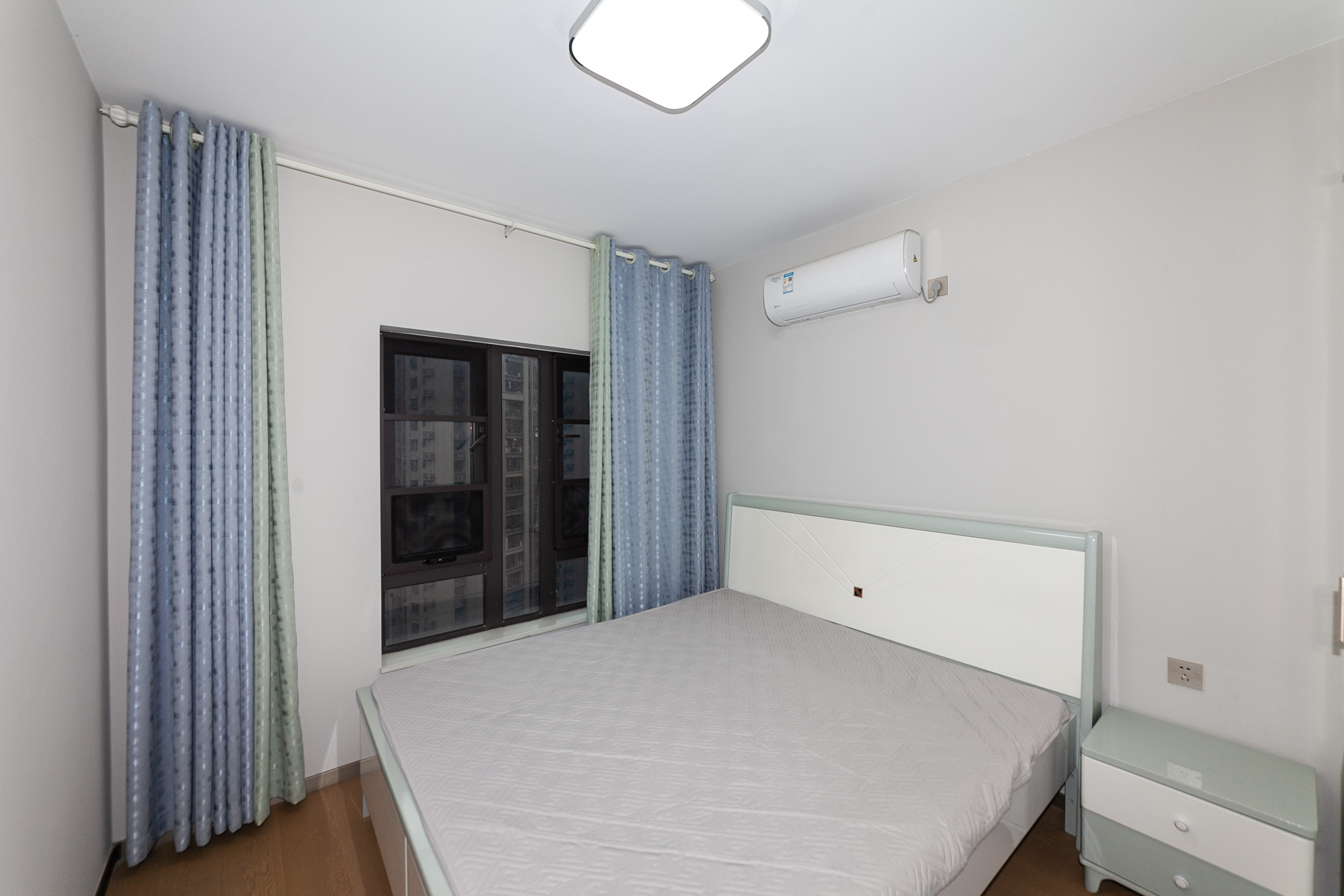 时代倾城四期  4室2厅2卫    117.88万 时代倾城四期  4室2厅2卫    117.88万卧室