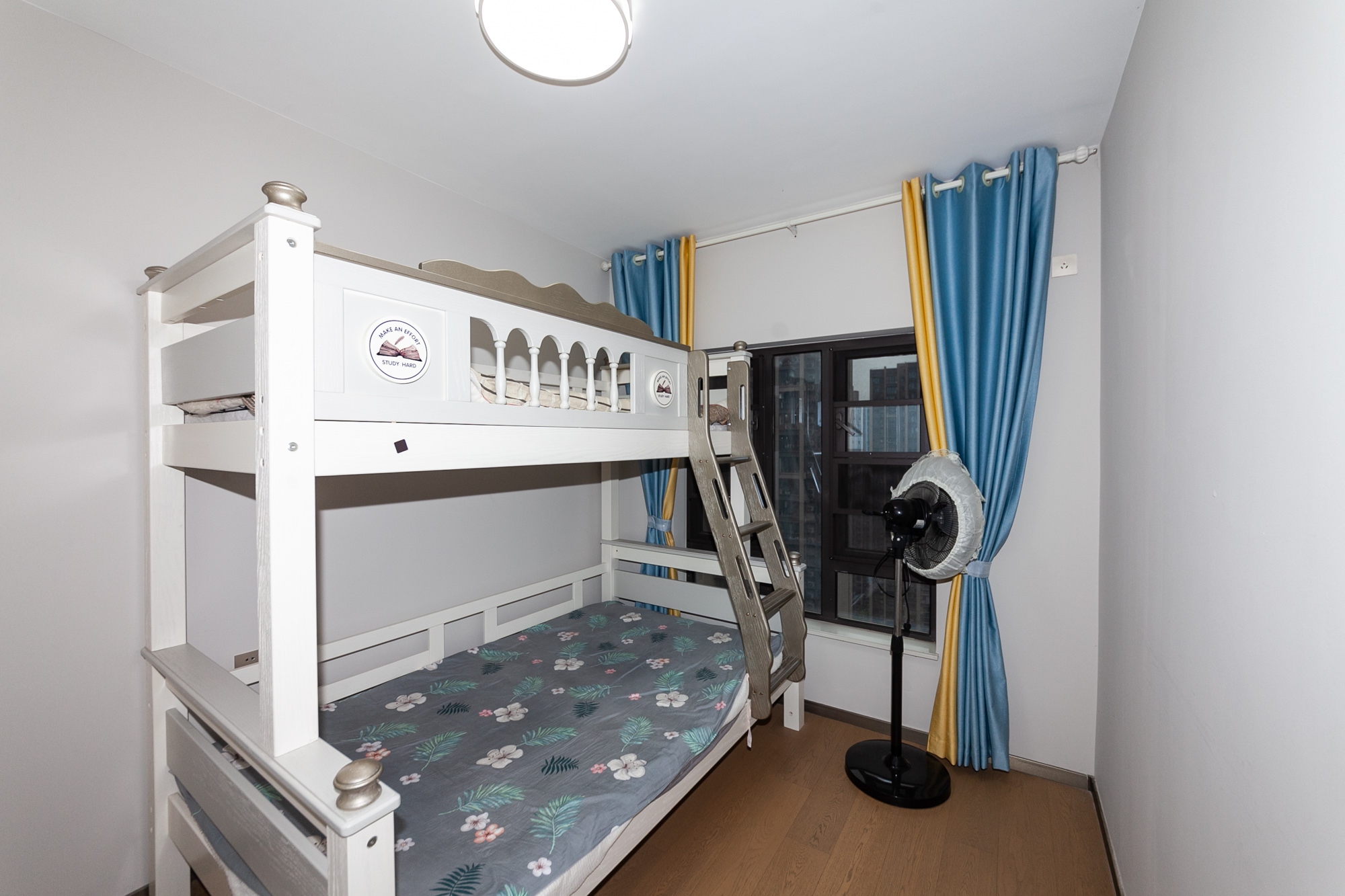 时代倾城四期  4室2厅2卫    117.88万 时代倾城四期  4室2厅2卫    117.88万卧室