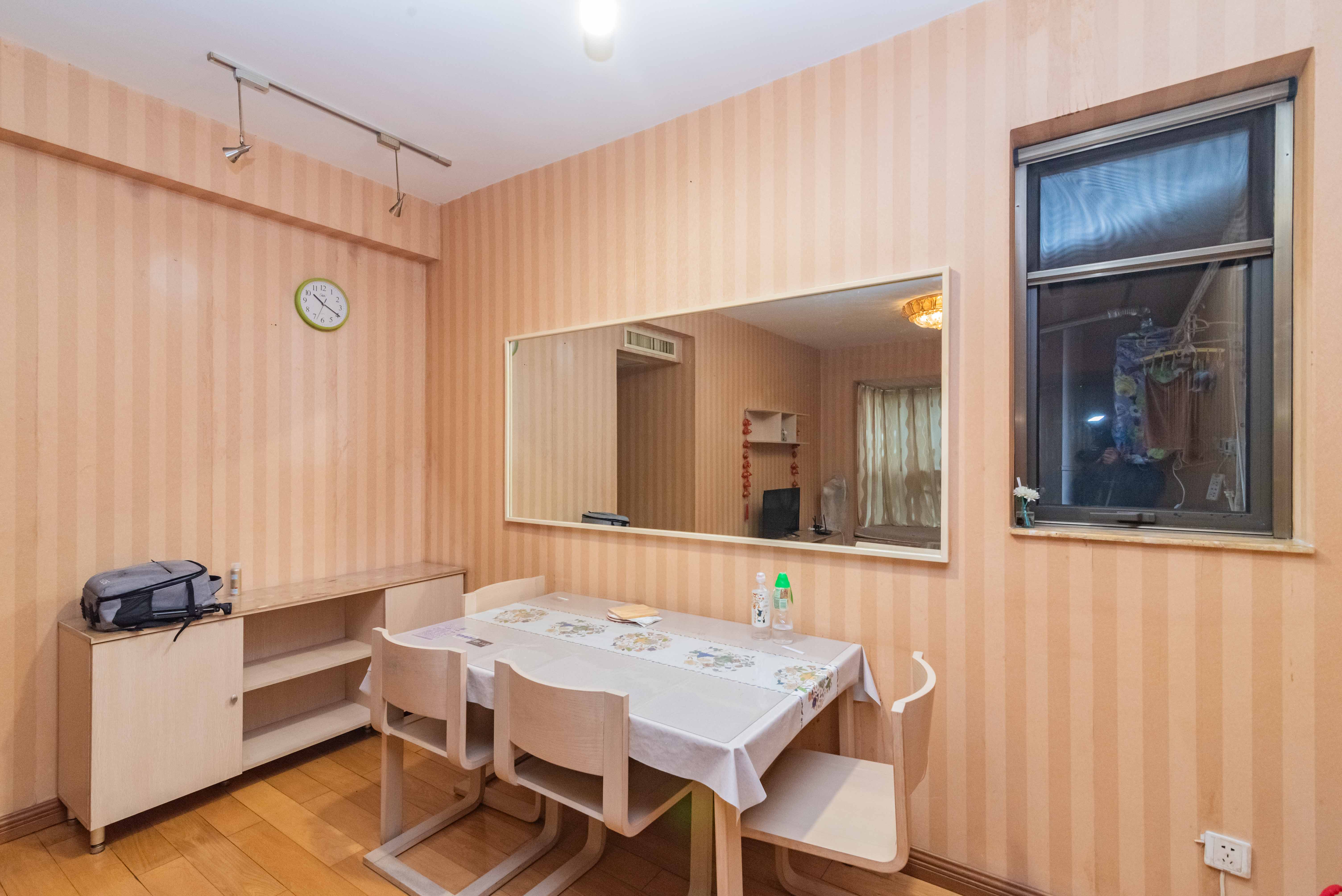 盛世美居荷园  3室2厅2卫   125.00万客厅