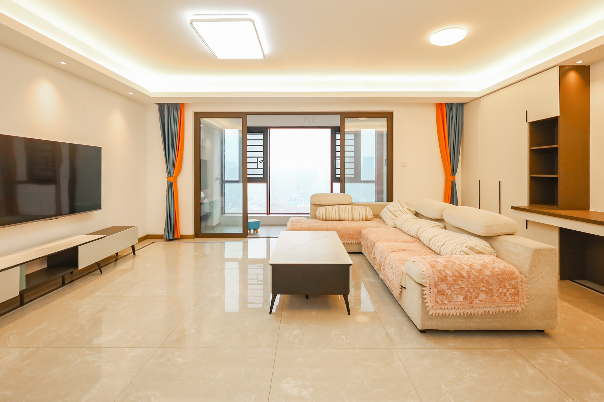 龙湖铂金中心（龙湖春江郦城）  4室2厅2卫    283.0万客厅