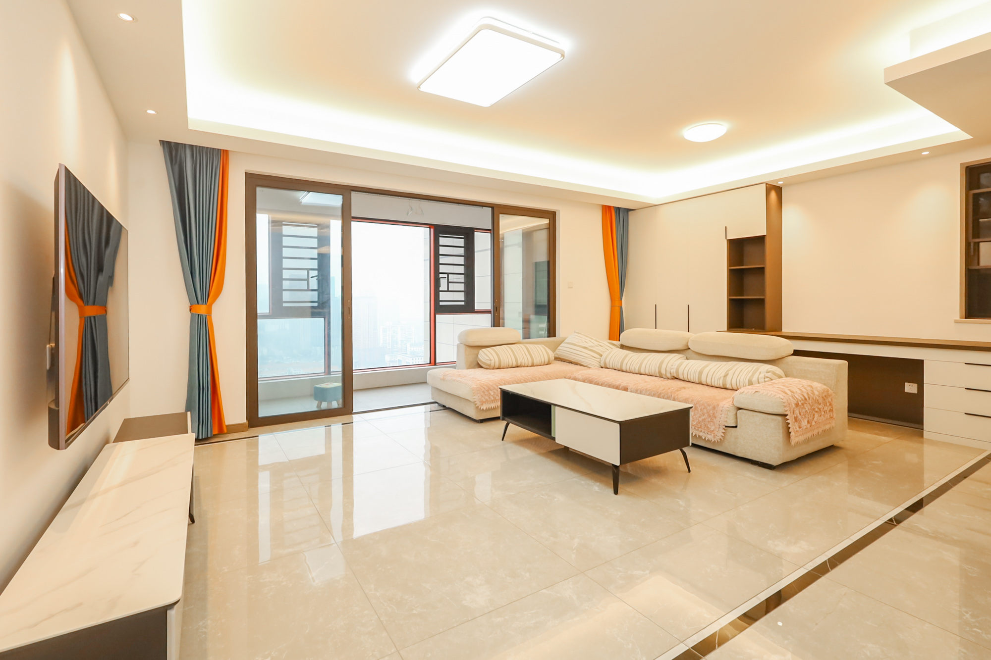 龙湖铂金中心（龙湖春江郦城）  4室2厅2卫    283.0万客厅