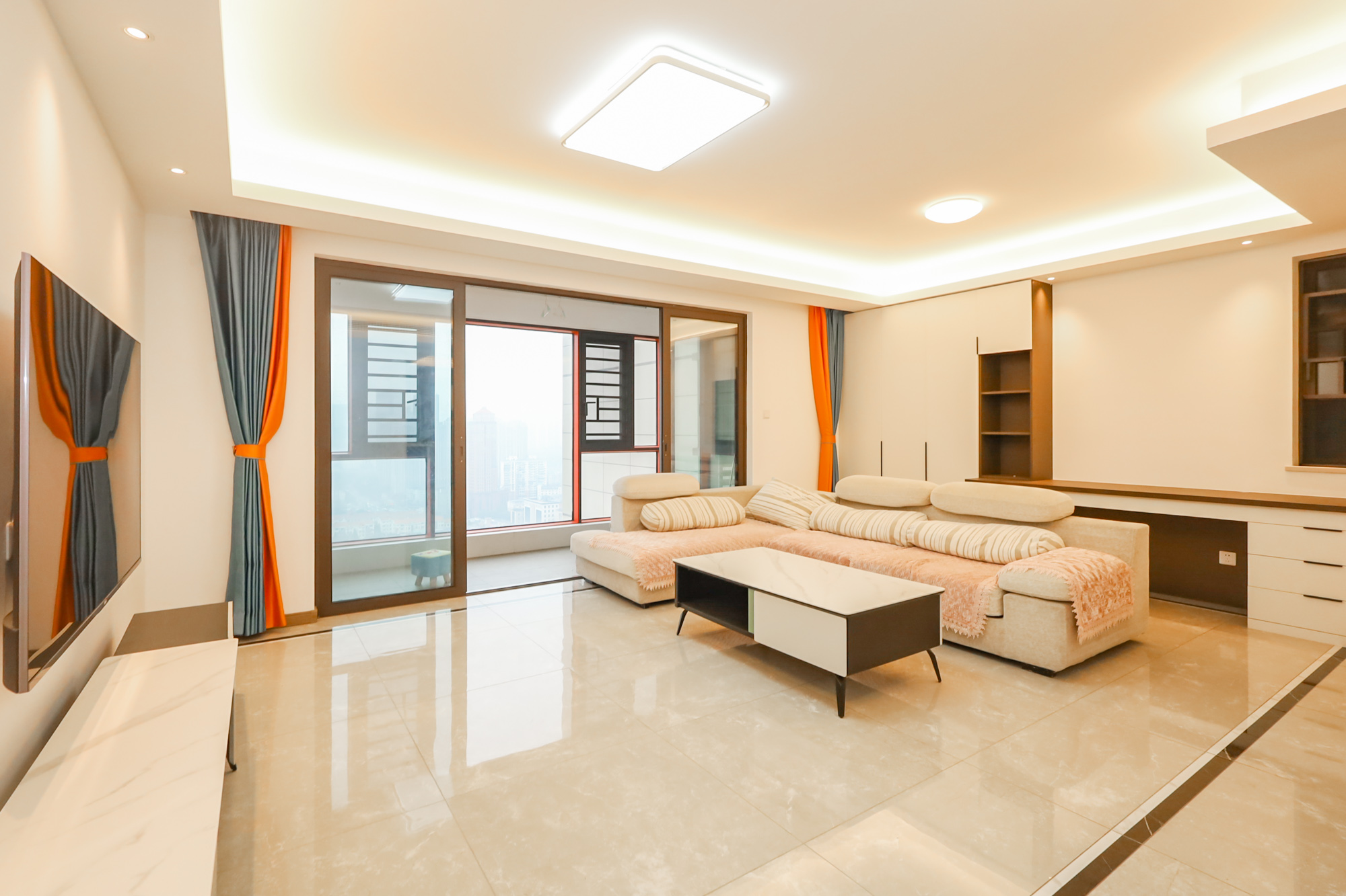 龙湖铂金中心（龙湖春江郦城）  4室2厅2卫    283.0万客厅