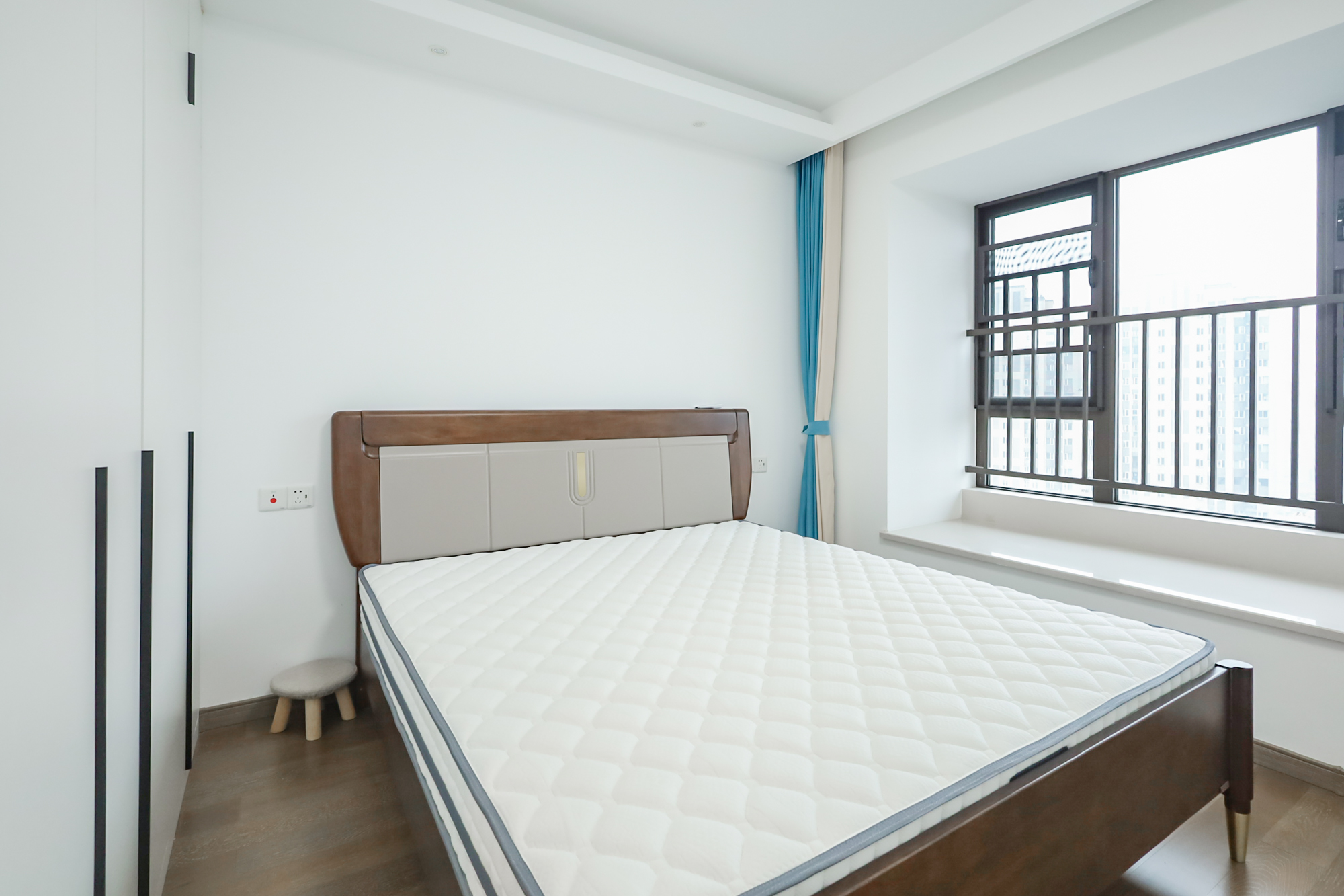 龙湖铂金中心（龙湖春江郦城）  4室2厅2卫    283.0万卧室