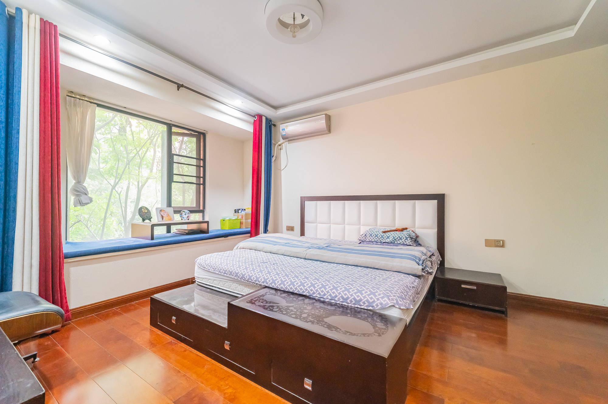 华润凤凰城二期 5室2厅2卫 111.0万 华润凤凰城二期 5室2厅2卫 111.0万卧室