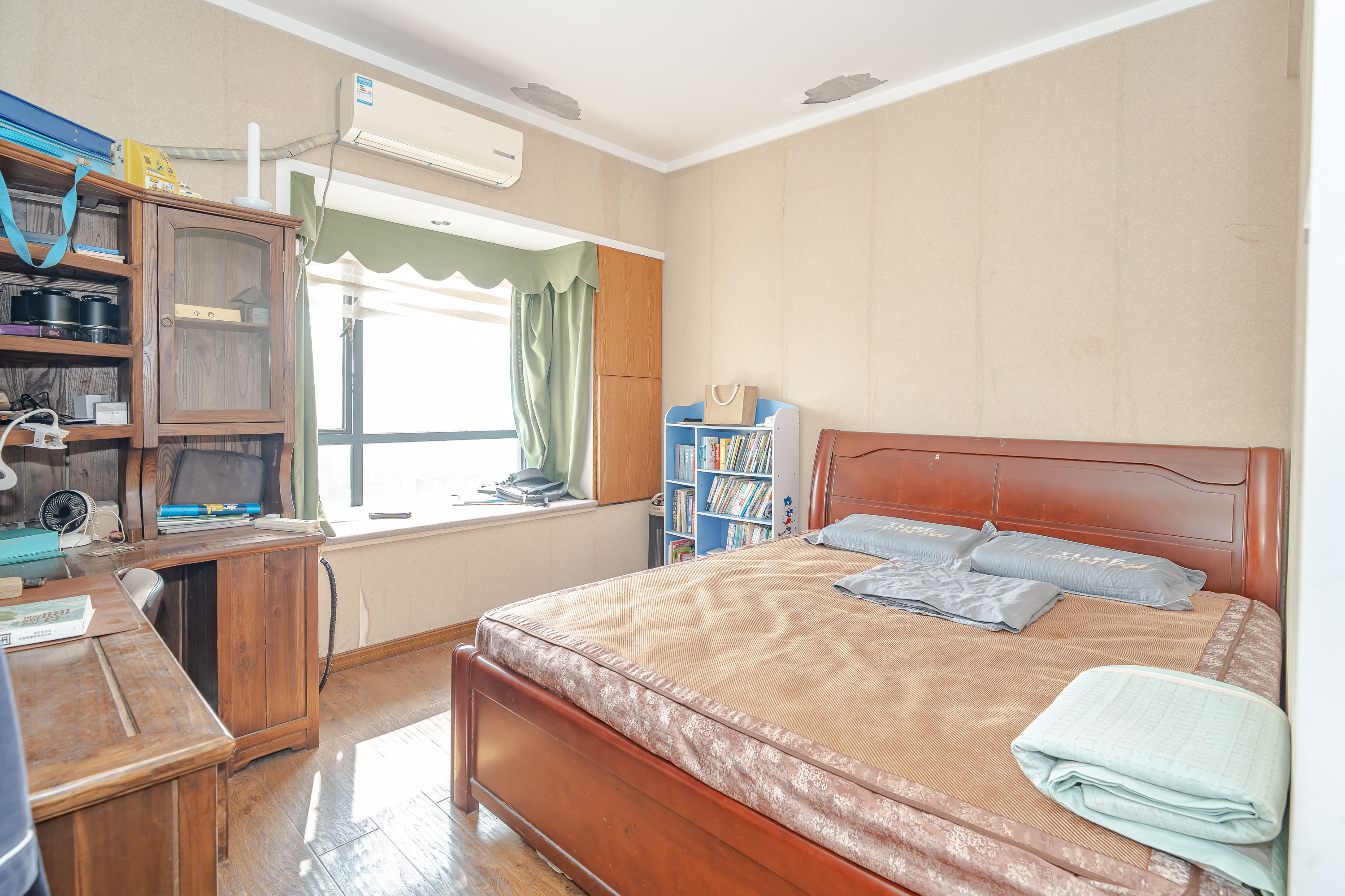 云栖谷  4室2厅2卫   105.00万卧室