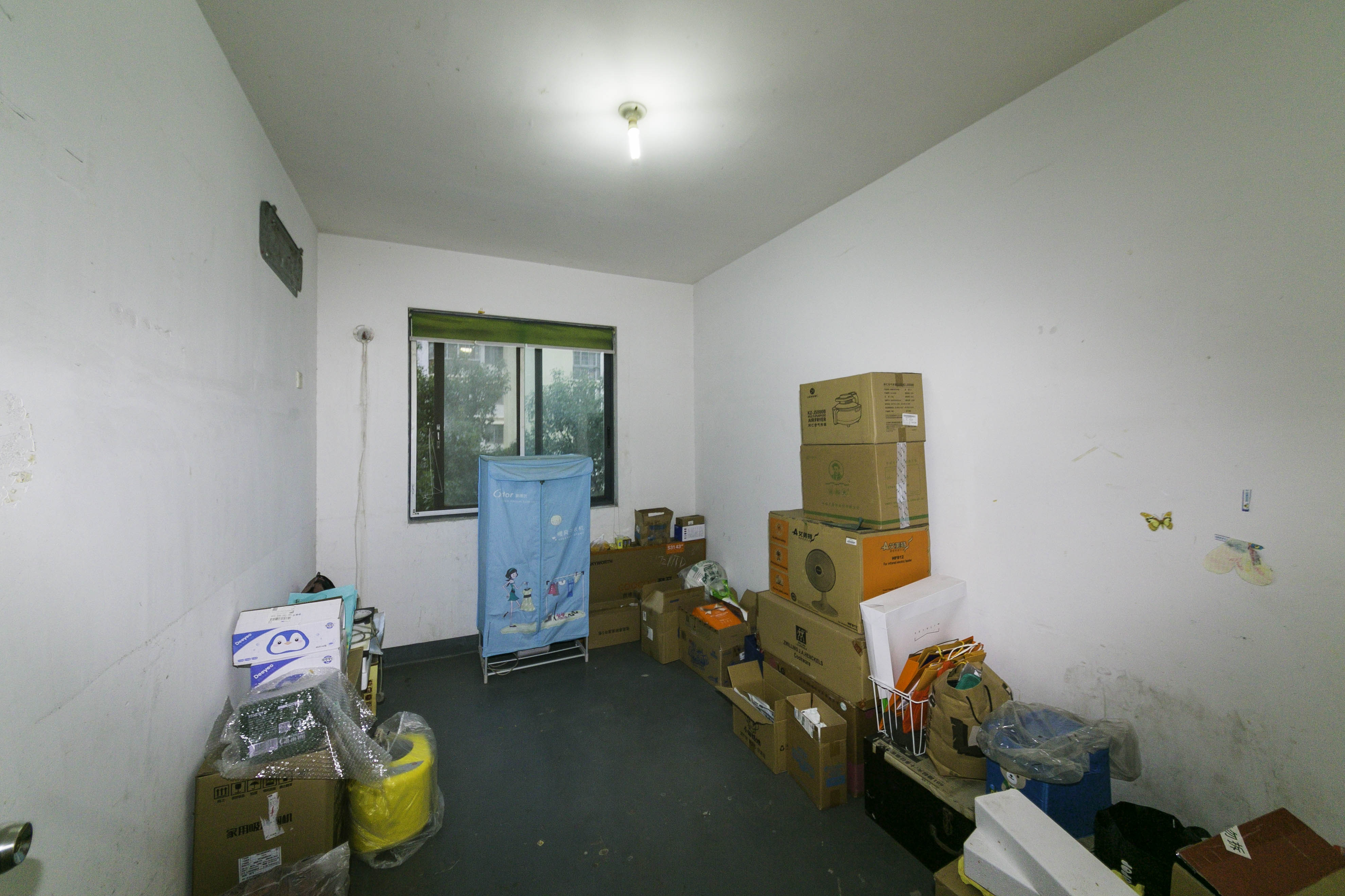 满庭芳小区  4室2厅2卫   152.00万卧室