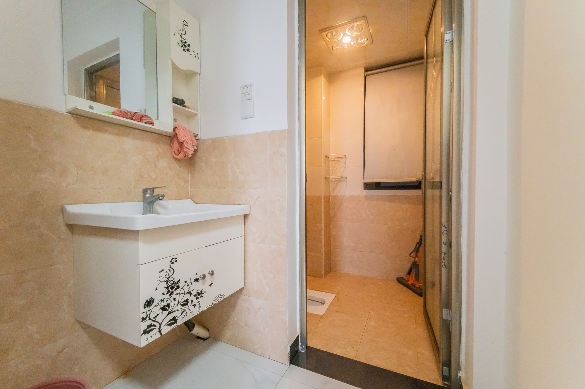 华润置地广场二期 3室2厅2卫 70.8万 华润置地广场二期 3室2厅2卫 70.8万卫生间