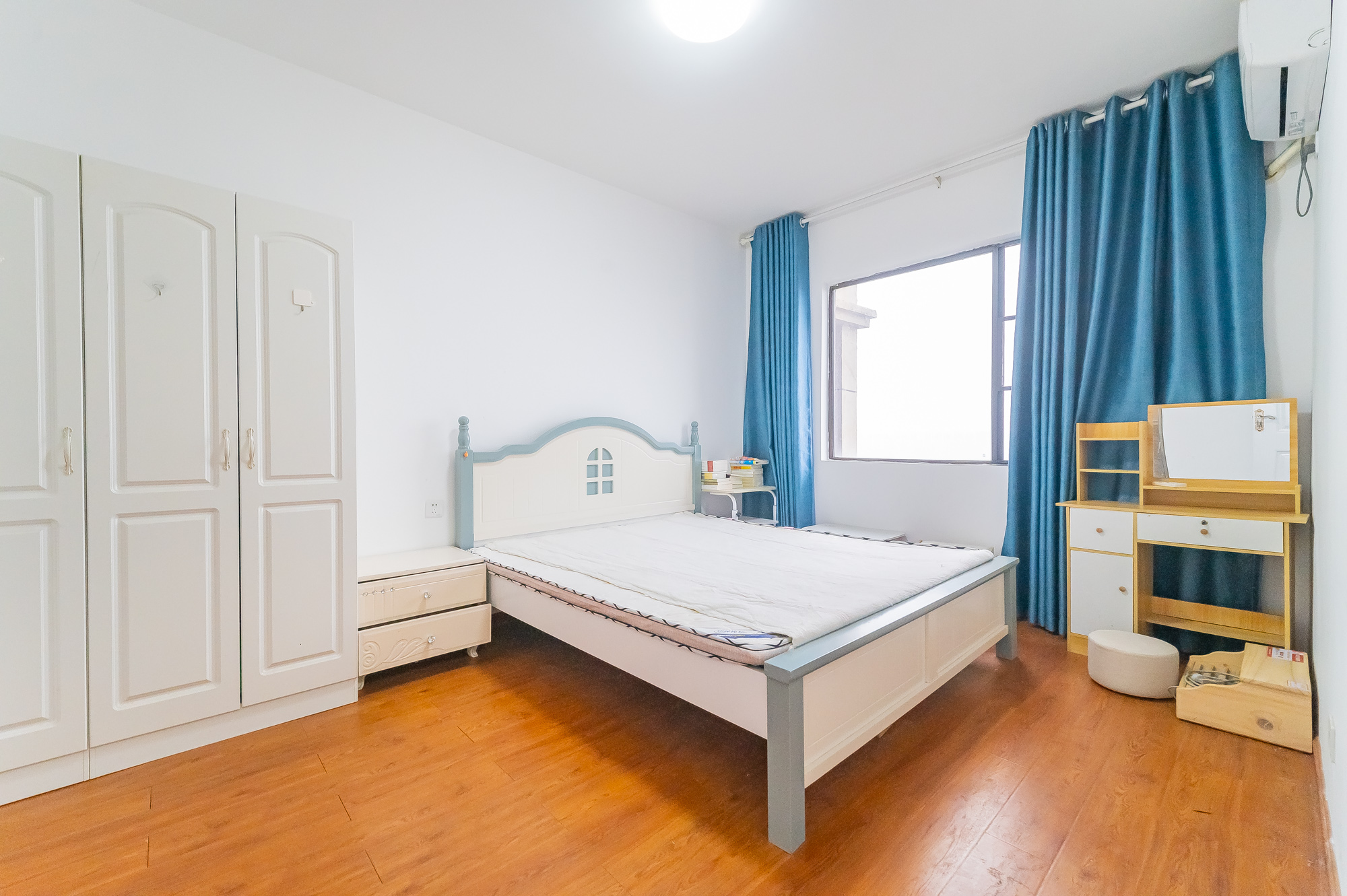 华润置地广场二期 3室2厅2卫 70.8万 华润置地广场二期 3室2厅2卫 70.8万卧室