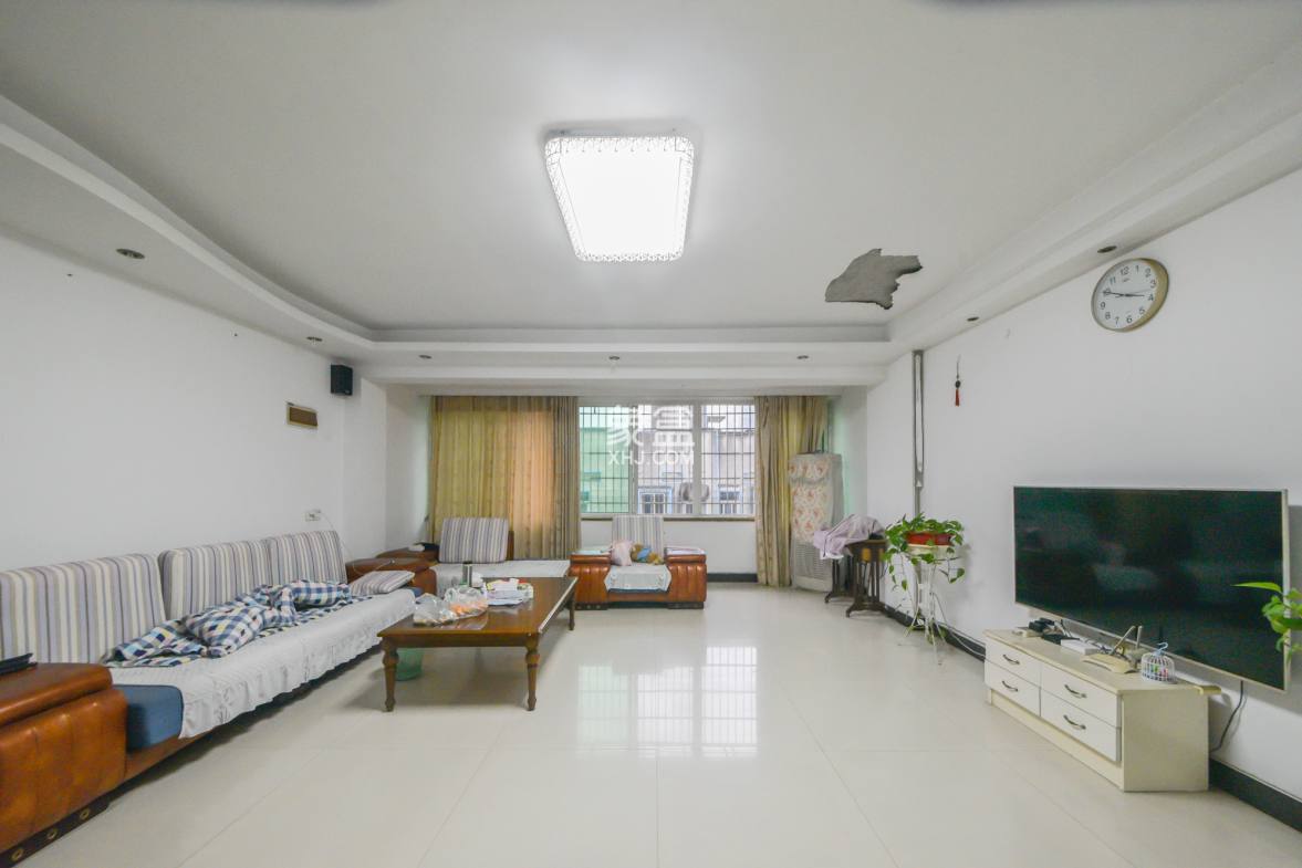 化油器厂宿舍 3室2厅1卫 100.00万 化油器厂宿舍 3室2厅1卫 100.00万客厅