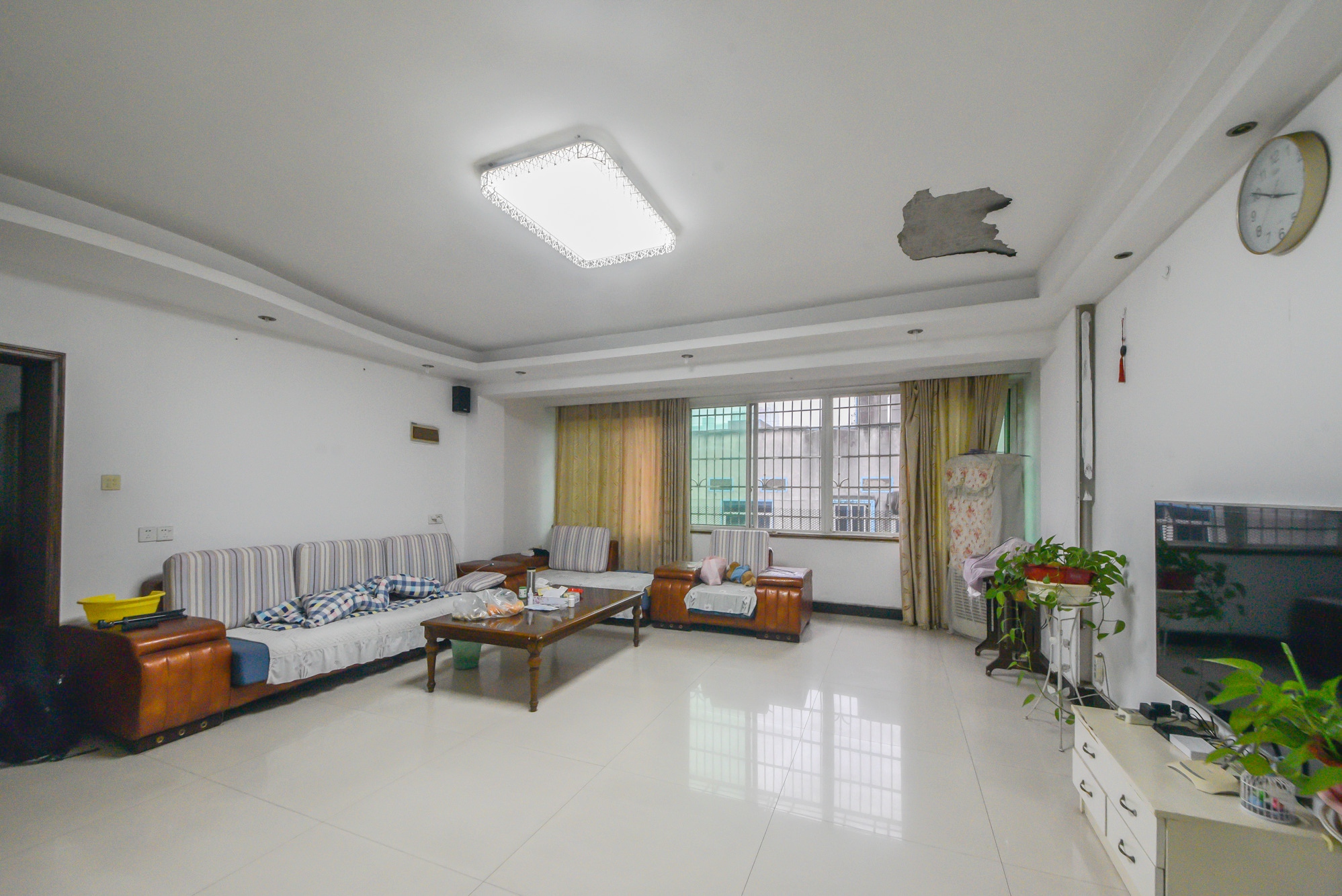 化油器厂宿舍 3室2厅1卫 100.00万 化油器厂宿舍 3室2厅1卫 100.00万客厅