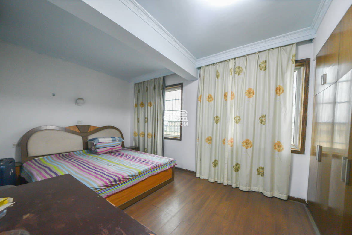 化油器厂宿舍 3室2厅1卫 100.00万 化油器厂宿舍 3室2厅1卫 100.00万卧室